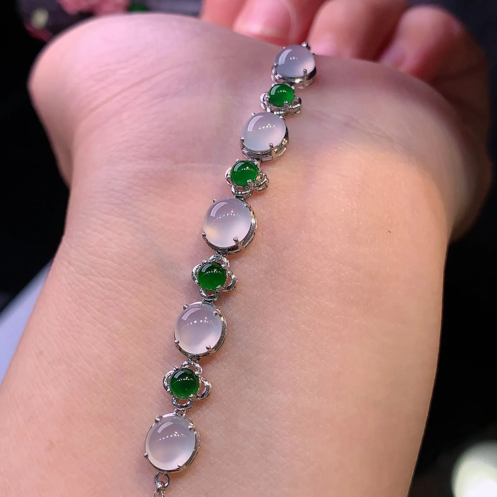 18k金镶嵌冰种蛋面手链 玉质细腻 色泽艳丽清新 水润亮眼 整体尺寸56.2*6.7*4.7