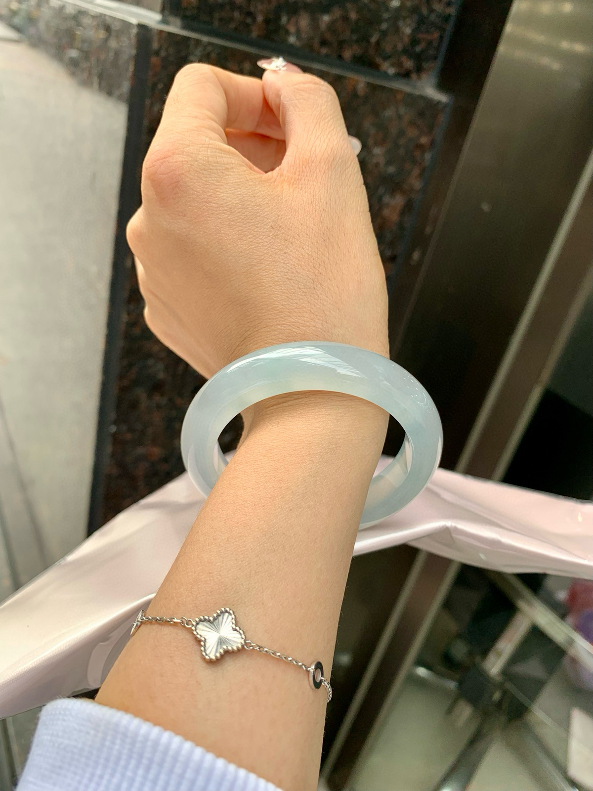 冰蓝正圈
53.3-8.7-12.9
打灯小细纹，底妆冰润细腻，千变万化的冰晴蓝底色，拥有海的颜色，却散发着星空的光芒，这是一只来自冰川蓝的清冷气质仙女镯。