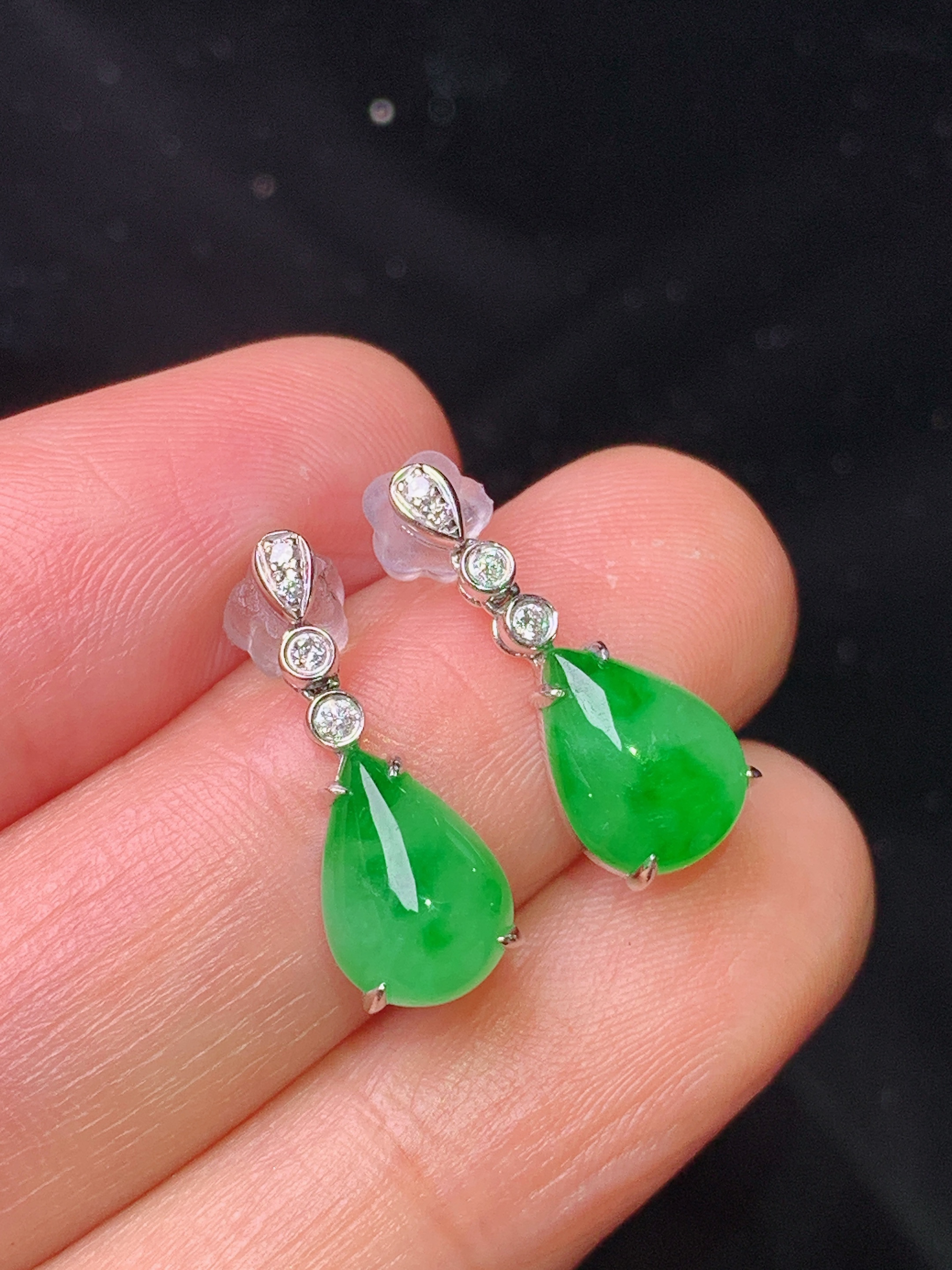 18k金钻镶嵌翠绿水滴耳坠 玉质细腻 色泽艳丽清新 水润亮眼 整体尺寸18.2*7.2*4.2