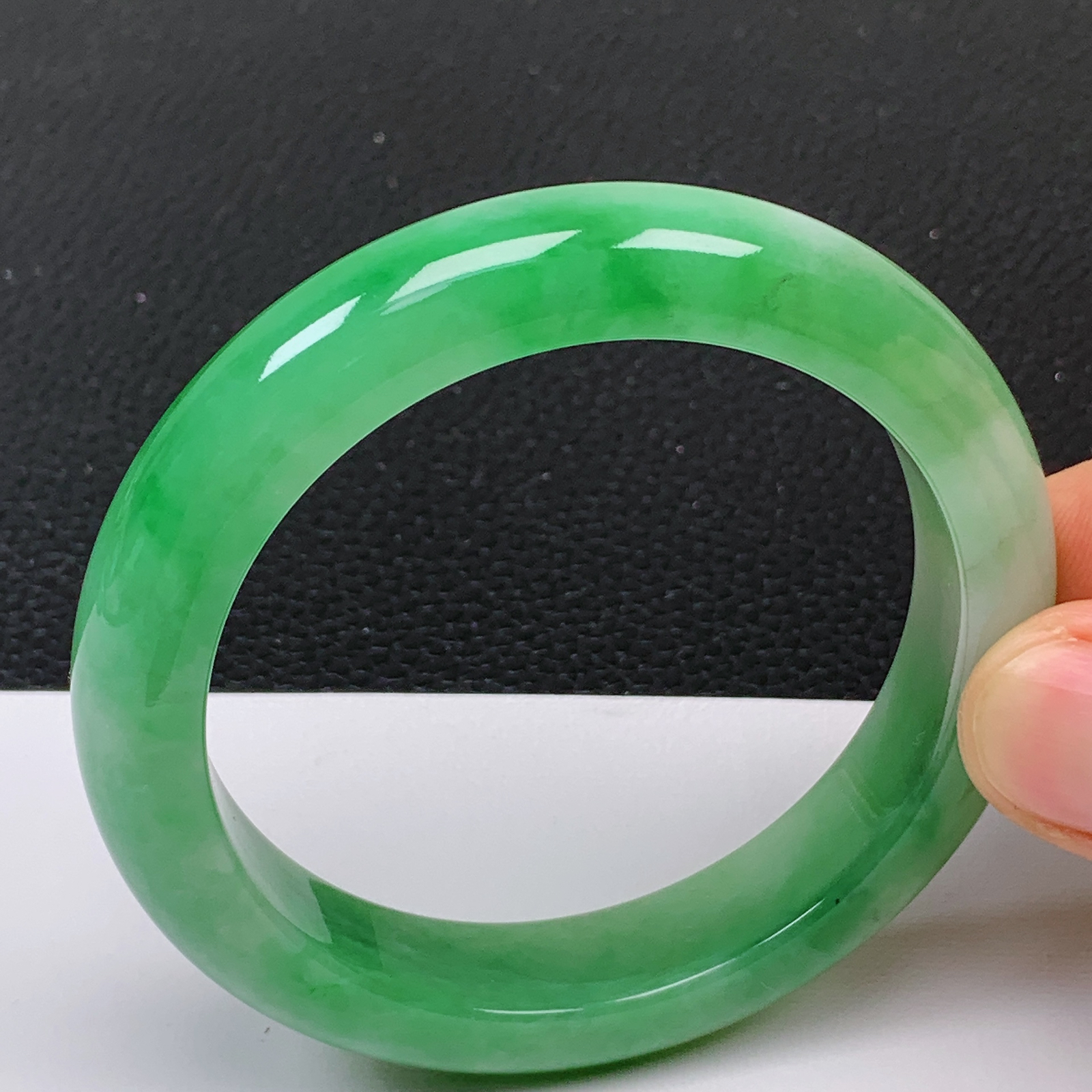 56～57圈口缅甸翡翠A货老坑冰润飘绿正圈手镯 尺寸56.6/12.5/8.8mm