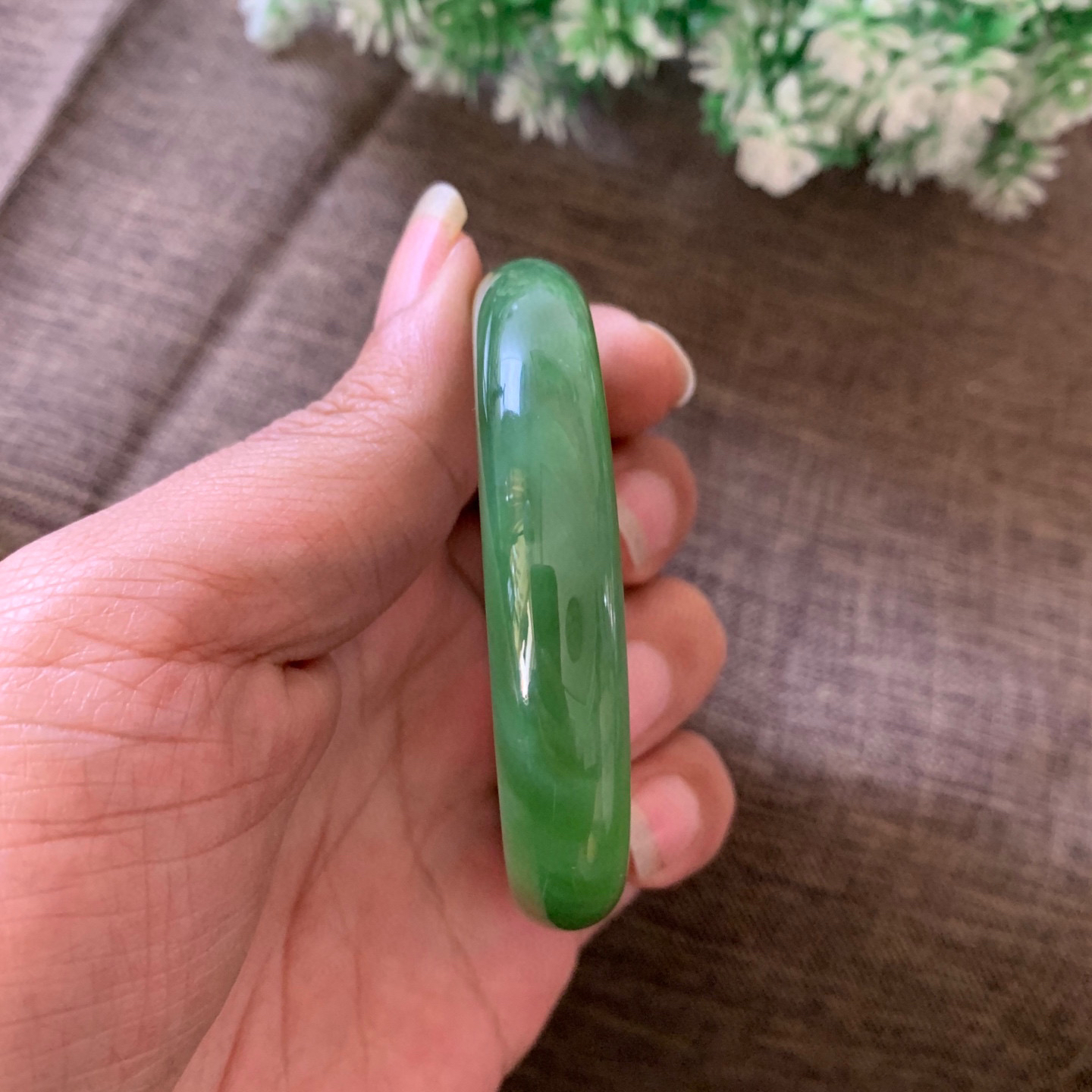 和田玉55圈口阳绿色猫眼手镯，镯型古朴典雅。在诗情画意的雨巷相遇，你是我腕间的一抹风情，有你眸有深情