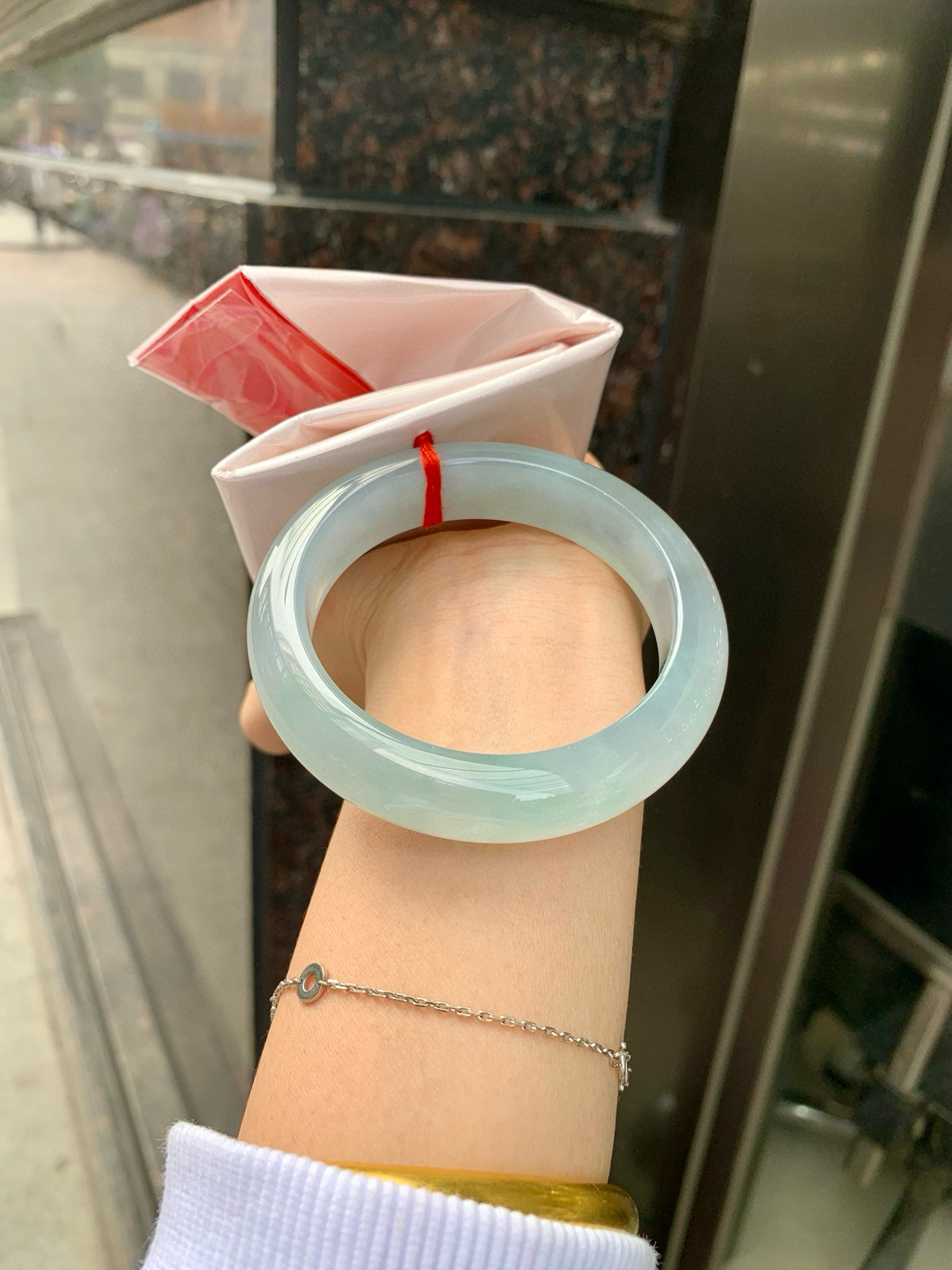 冰蓝宽版正圈
57-9.2-14.7
打灯多出细纹需要包容，底妆冰润细腻，千变万化的冰晴蓝底色，拥有海的颜色，却散发着星空的光芒，这是一只来自冰川蓝的清冷气质仙女镯。