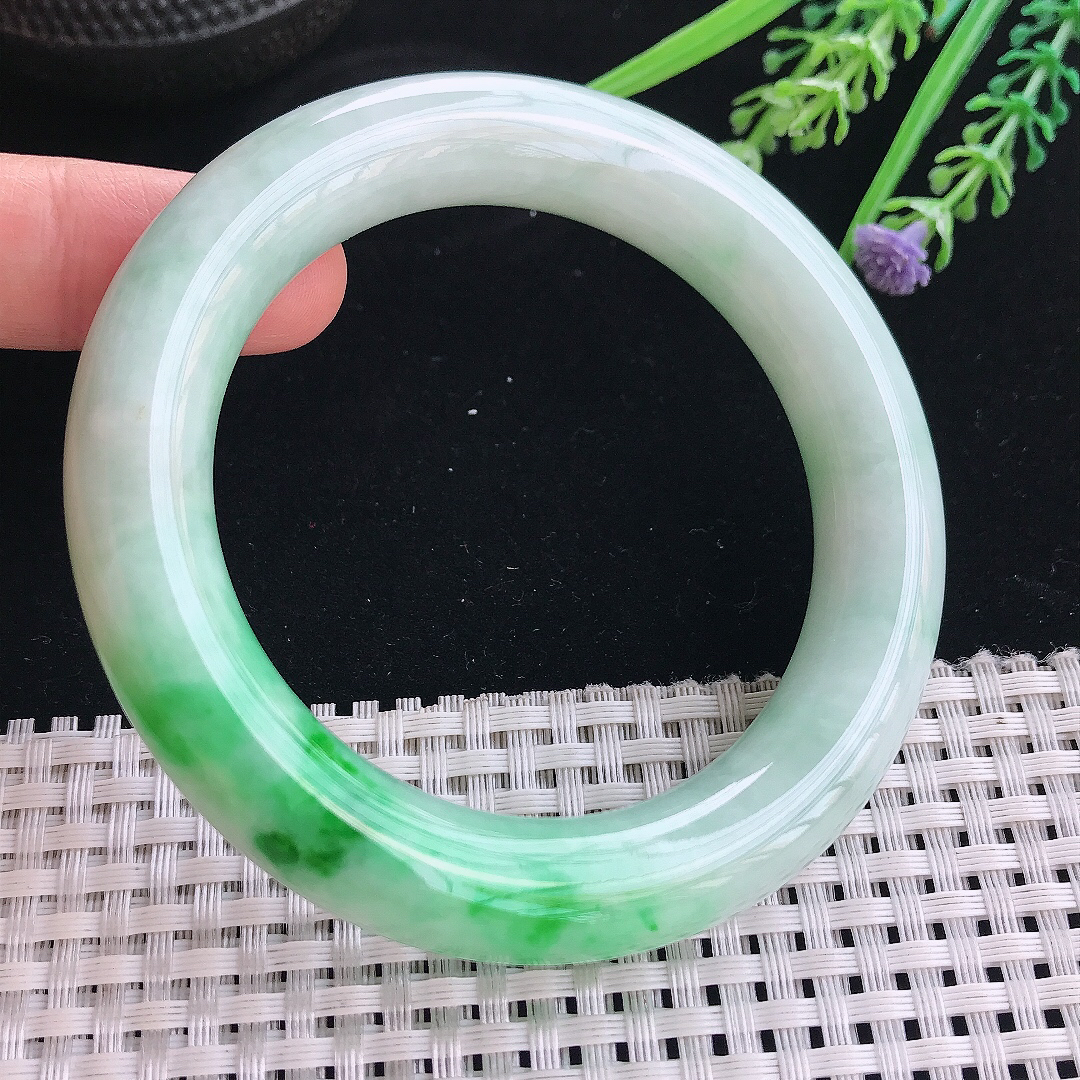 实拍天然翡翠56.5/12.9/12老坑精美飘阳绿圆条手镯翡翠玉镯手环