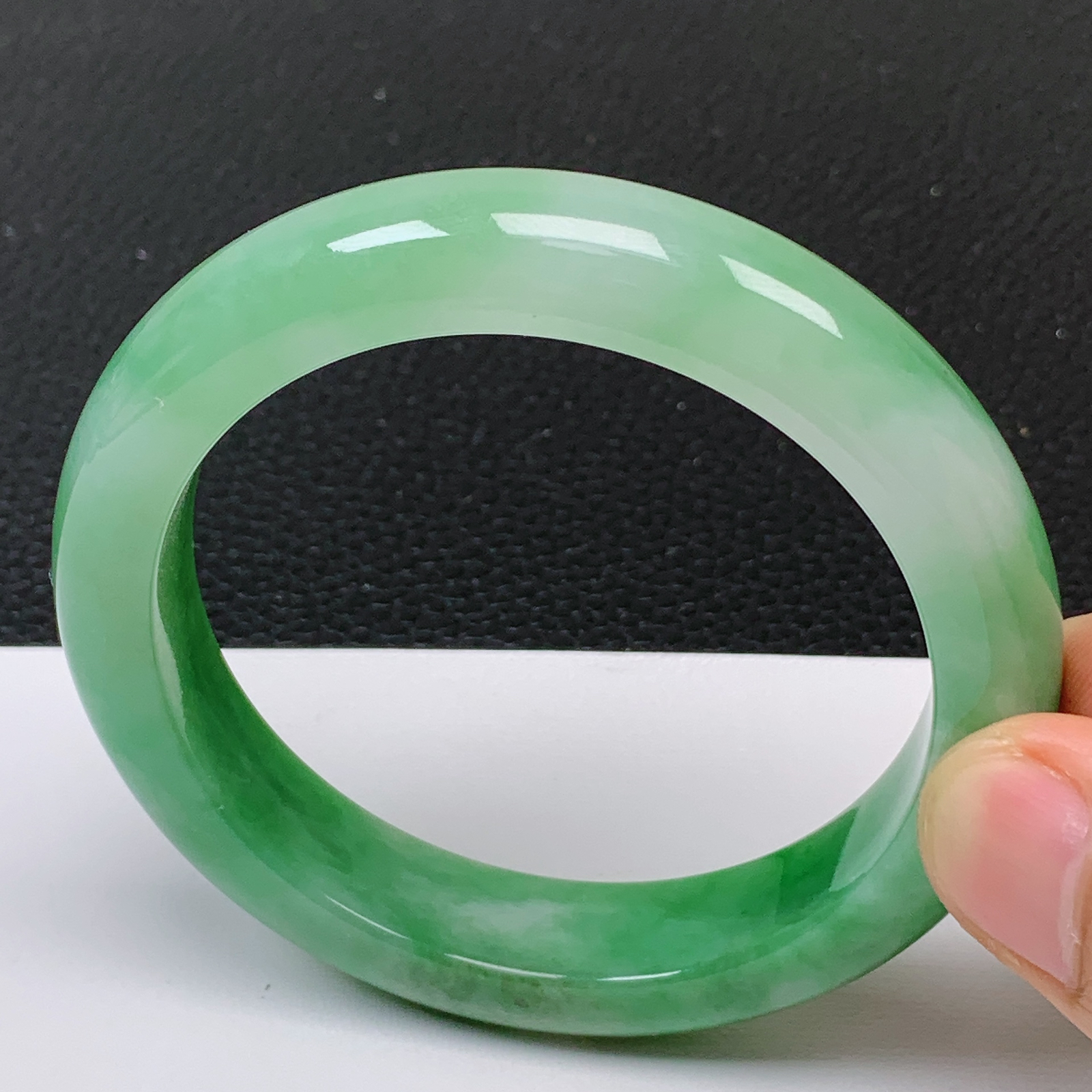 56～57圈口缅甸翡翠A货老坑冰润飘绿正圈手镯 尺寸56.6/12.5/8.8mm