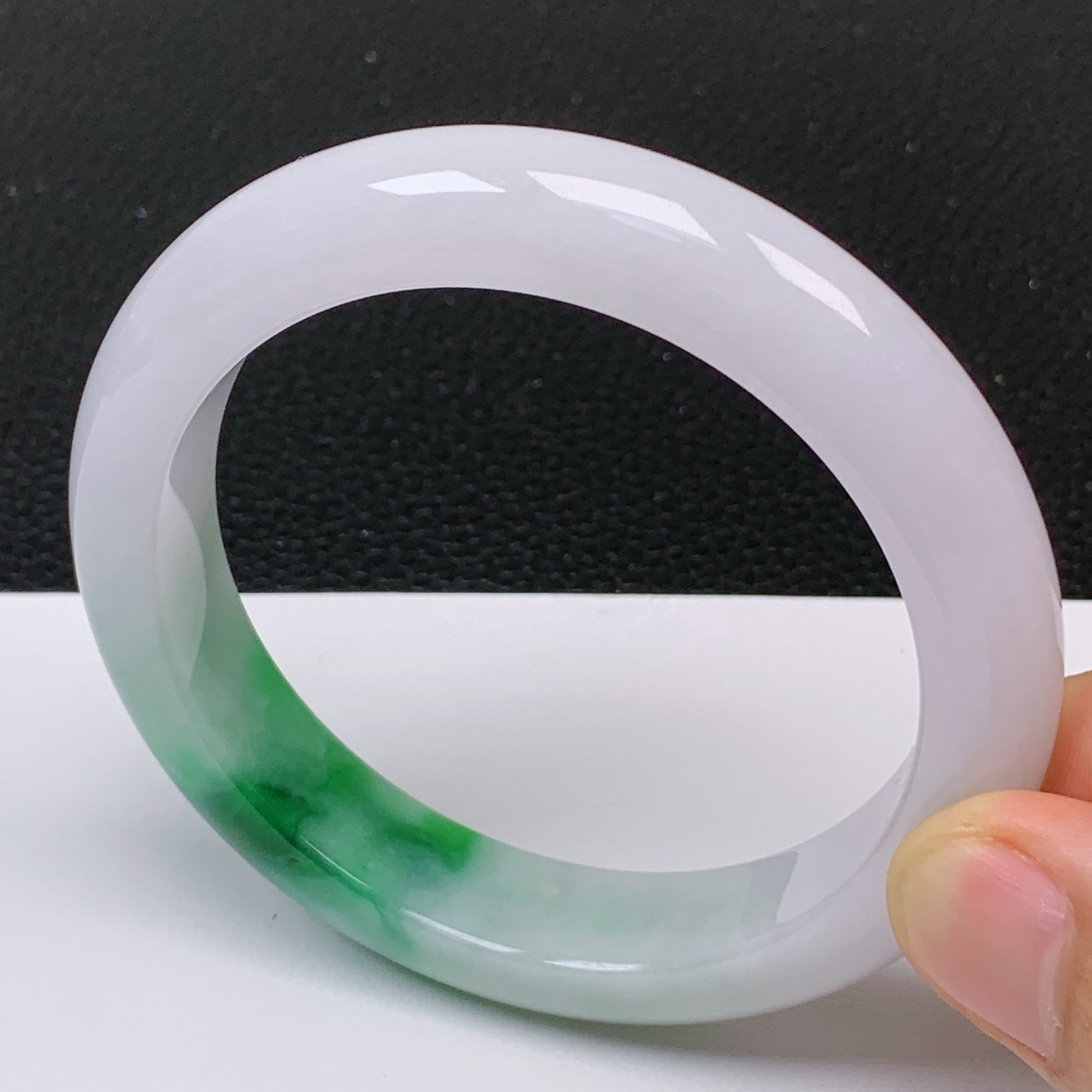 58～59圈口 缅甸翡翠A货老坑白底青飘阳绿手镯 尺寸58.2*12.8*9.1mm