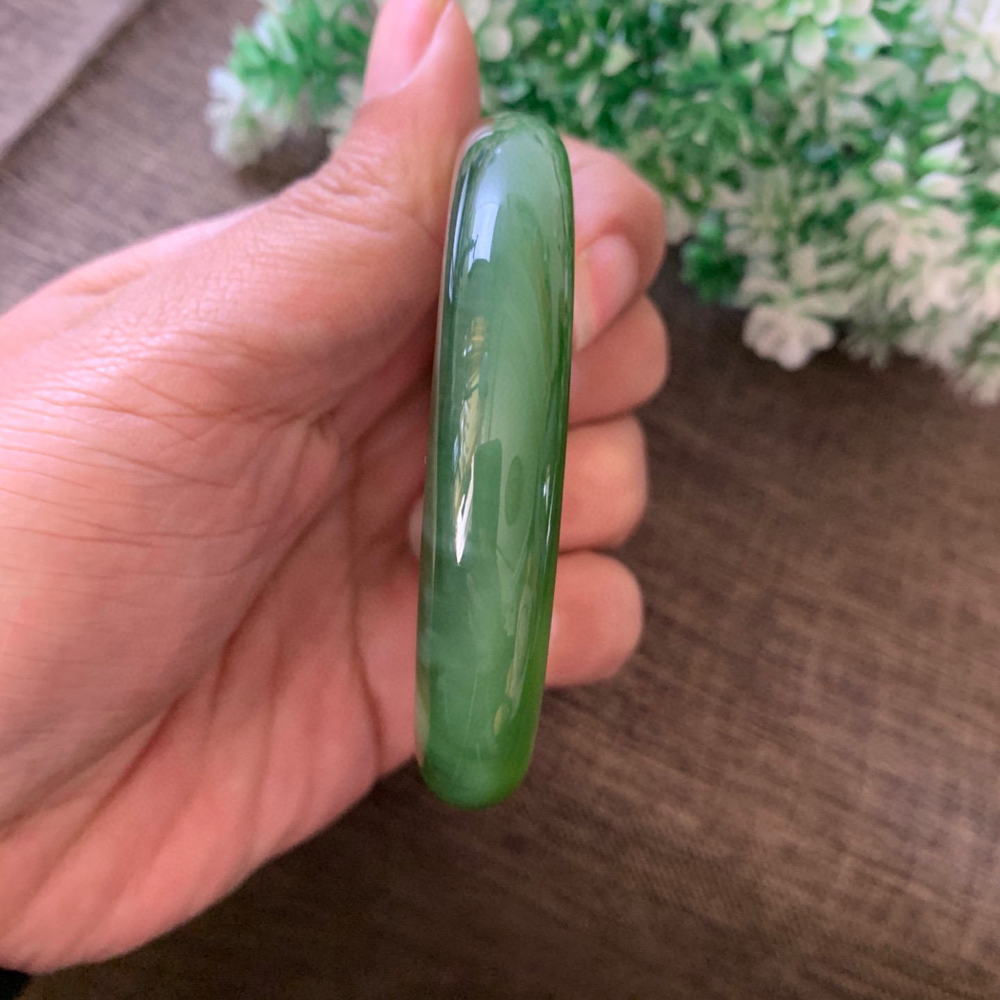 臻品，和田玉碧玉58.5圈口阳绿色猫眼手镯，镯型古朴典雅。在诗情画意的雨巷相遇，你是我腕间的一抹风情