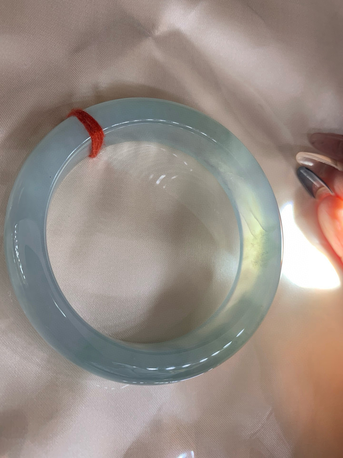 冰蓝宽版正圈
57-9.2-14.7
打灯多出细纹需要包容，底妆冰润细腻，千变万化的冰晴蓝底色，拥有海的颜色，却散发着星空的光芒，这是一只来自冰川蓝的清冷气质仙女镯。