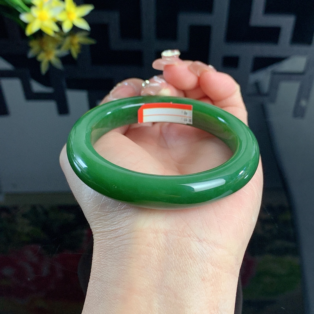 土豪款，和田玉56.5圈口菠菜绿碧玉手镯！玉质细腻油润 底色纯净 无裂无杂 脂粉好，品质高。