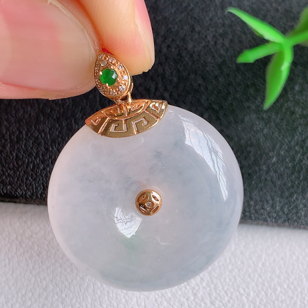 18k金伴钻冰润平安扣吊坠，厚装饱满，冰润剔透，细腻水足，种质润泽，飘花灵动，佩戴优雅大气，整体尺寸：32.2-25.5-6.6mm   裸石尺寸：25.5-6.6mm