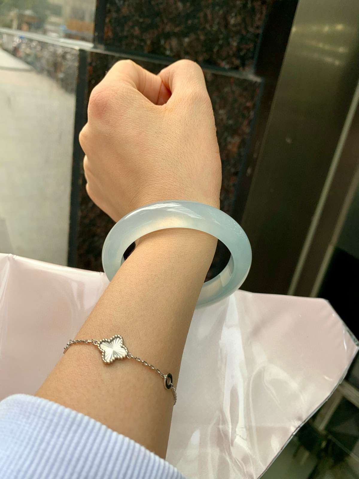 冰蓝正圈
53.3-8.7-12.9
打灯小细纹，底妆冰润细腻，千变万化的冰晴蓝底色，拥有海的颜色，却散发着星空的光芒，这是一只来自冰川蓝的清冷气质仙女镯。