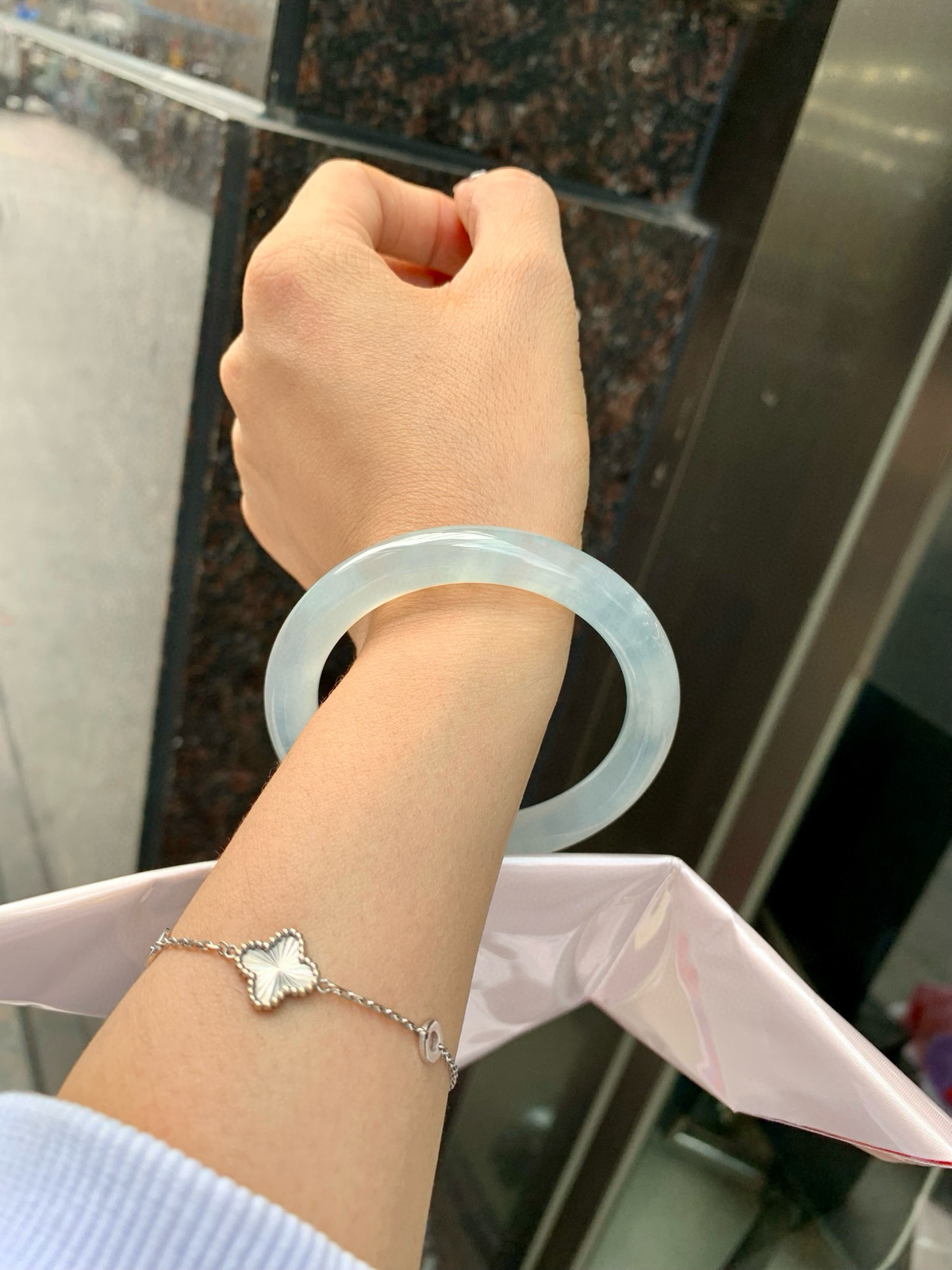 冰蓝圆条
55.2-9.1-9.1
打灯细纹，底妆冰润细腻，千变万化的冰晴蓝底色，拥有海的颜色，却散发着星空的光芒，这是一只来自冰川蓝的清冷气质仙女镯。