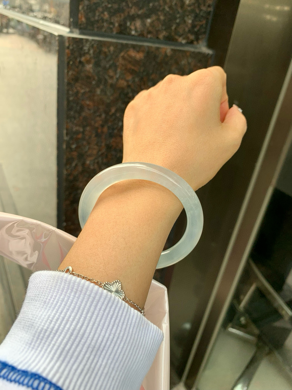 冰蓝圆条
55.2-9.1-9.1
打灯细纹，底妆冰润细腻，千变万化的冰晴蓝底色，拥有海的颜色，却散发着星空的光芒，这是一只来自冰川蓝的清冷气质仙女镯。