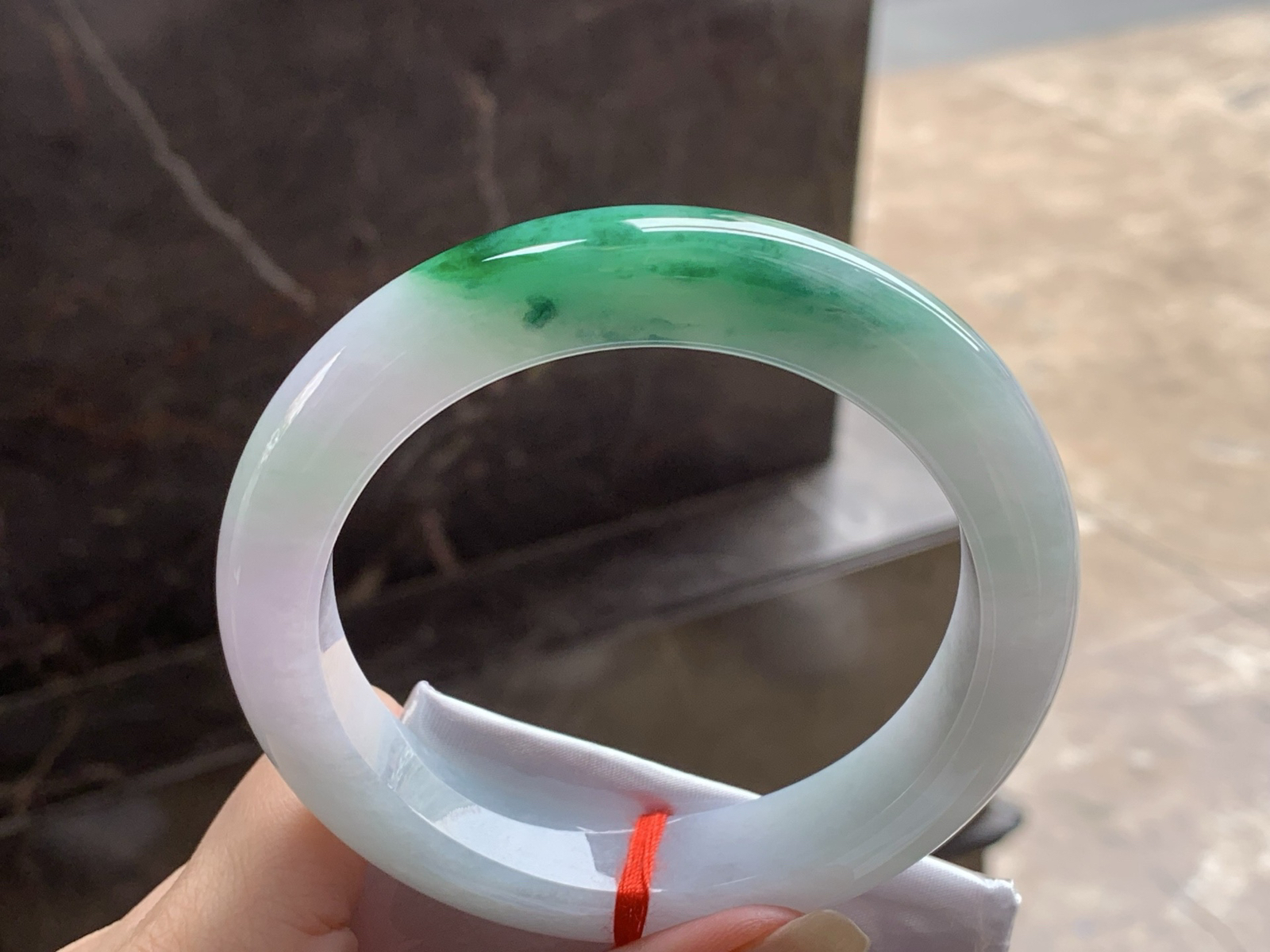 带色大圈手镯
颜色漂亮 64.7/14/10.8mm