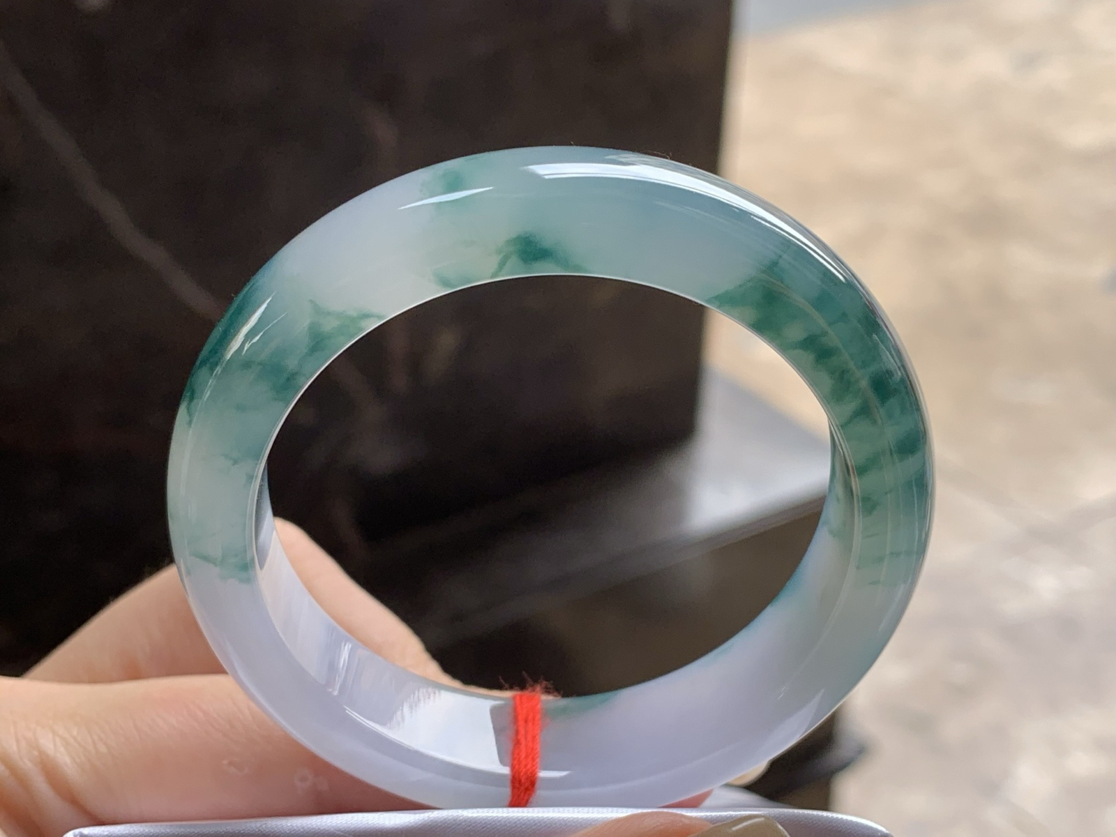 糯冰飘花手镯
种好水润 53.2/13.7/8.4mm