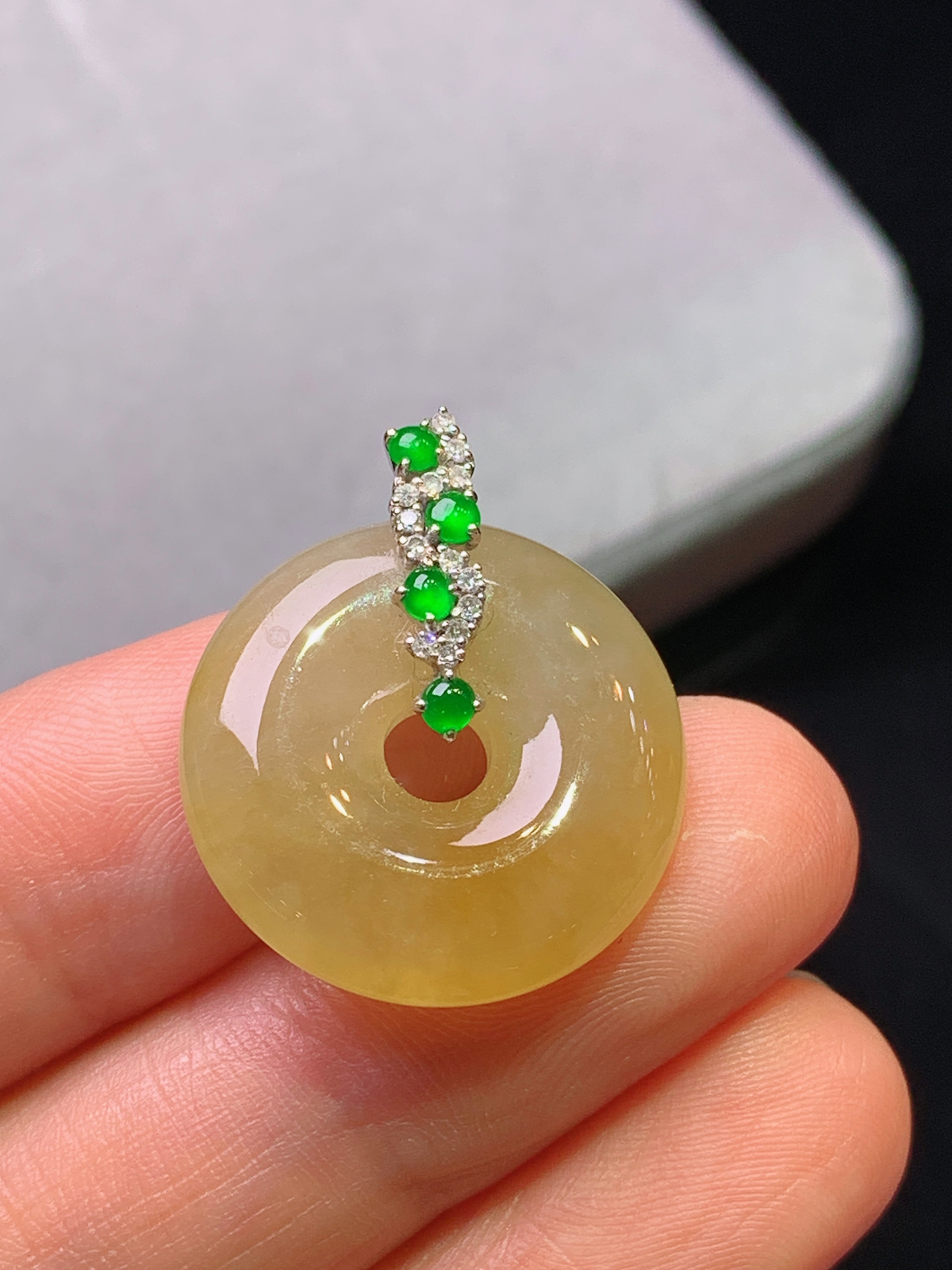 18k金钻镶嵌黄翡平安环吊坠 玉质细腻 色泽艳丽清新 水润亮眼 整体尺寸24.3*20.5*5.5