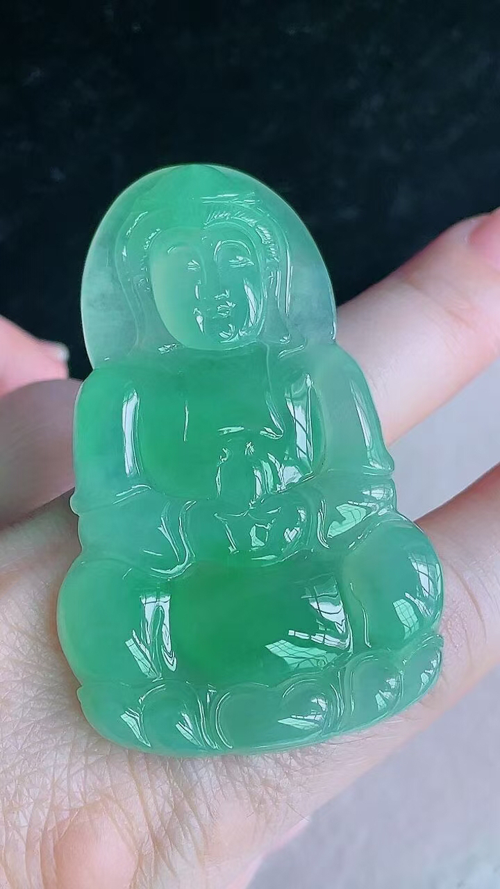 【翡翠名称】老坑种起胶冰晴阳绿观音吊坠
【翡翠尺寸】60.8/38/5.6mm
【翡翠描述】宝贝种老水足，玉质细腻，色泽靓丽，性价比高，佩戴效果好！
【其它赠送】权威证书/精美挂绳盒子/支持全国复检