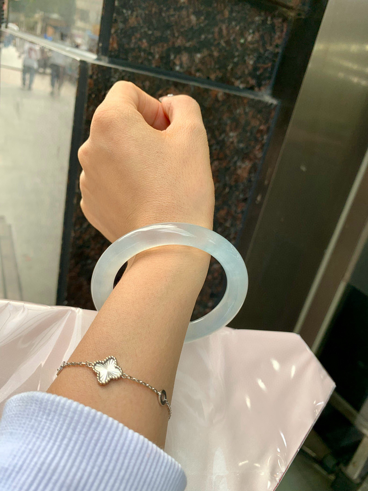 冰蓝圆条
55.5-9.7-9.9
打灯牛毛纹，底妆冰润细腻，千变万化的冰晴蓝底色，拥有海的颜色，却散发着星空的光芒，这是一只来自冰川蓝的清冷气质仙女镯。