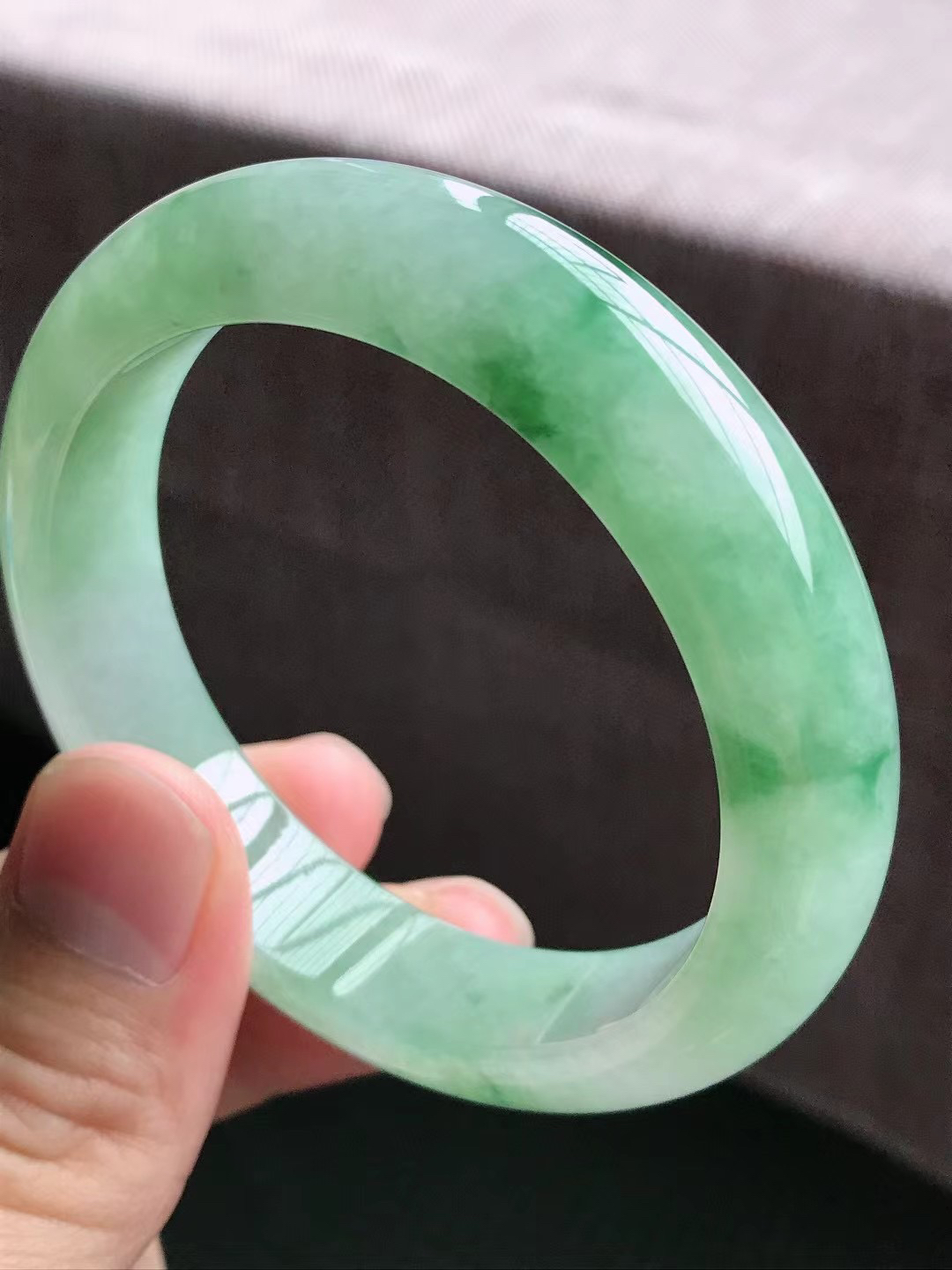 圈口55～56 天然翡翠老坑冰润飘花正圈手镯 尺寸55.5*13.5*8.6mm