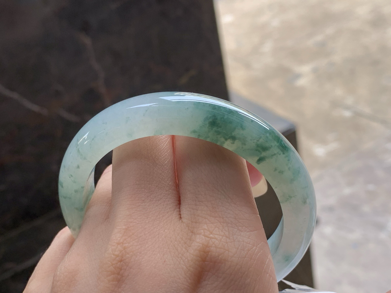 糯冰飘花手镯
种好水润 57.9/12.7/9.5mm