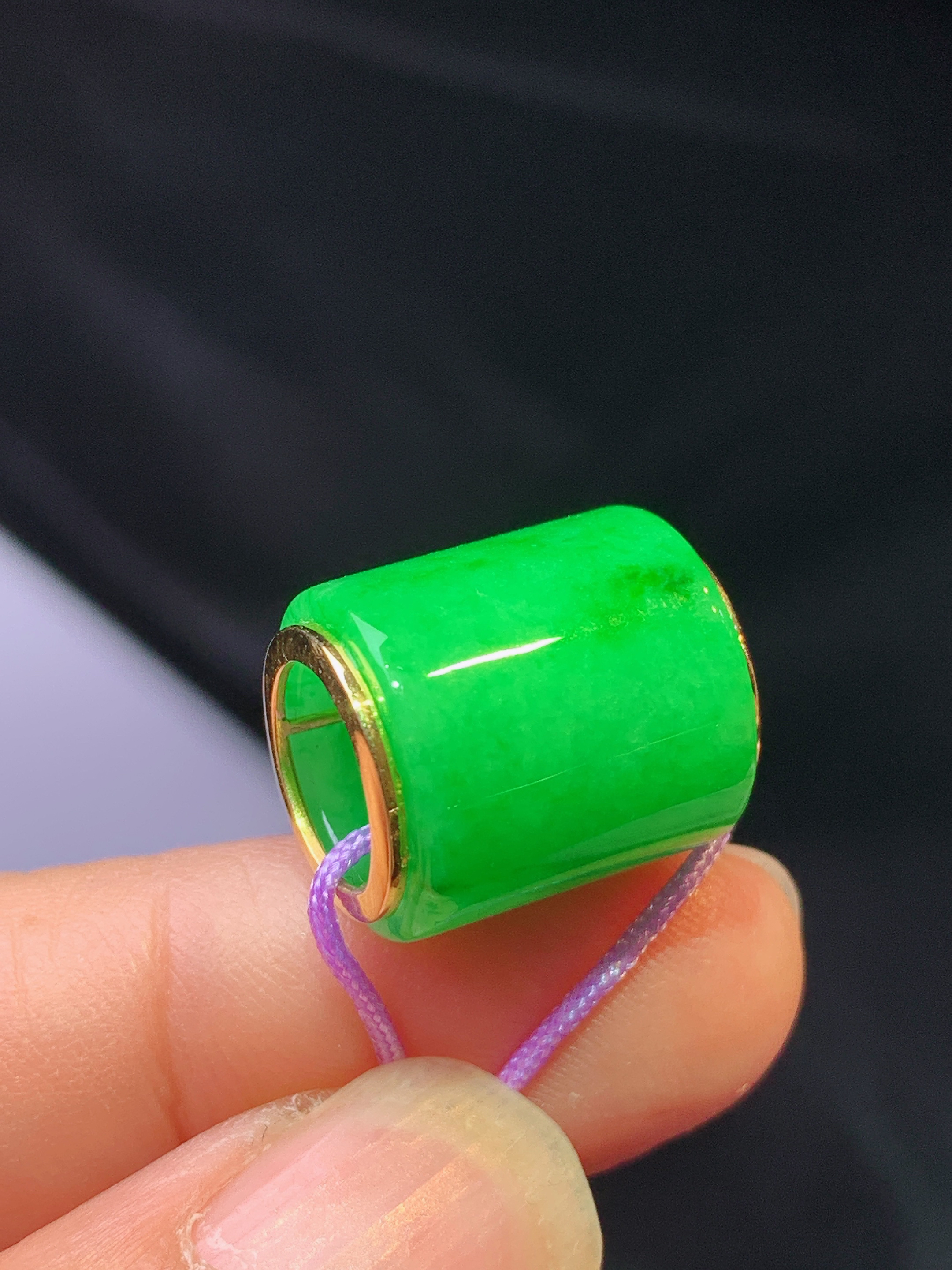 18k金镶嵌翠绿路路通吊坠 玉质细腻 色泽艳丽清新 水润亮眼 整体尺寸12.8