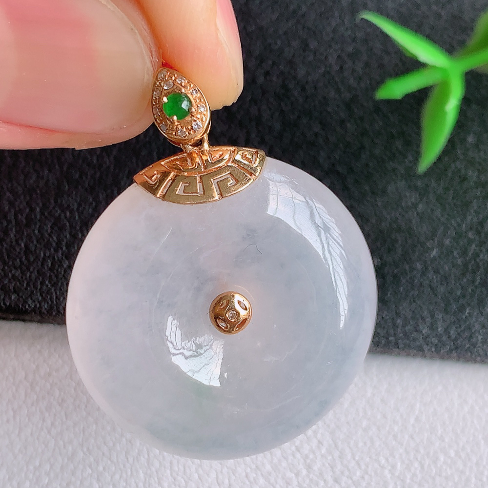 18k金伴钻冰润平安扣吊坠，厚装饱满，冰润剔透，细腻水足，种质润泽，飘花灵动，佩戴优雅大气，整体尺寸：32.2-25.5-6.6mm   裸石尺寸：25.5-6.6mm