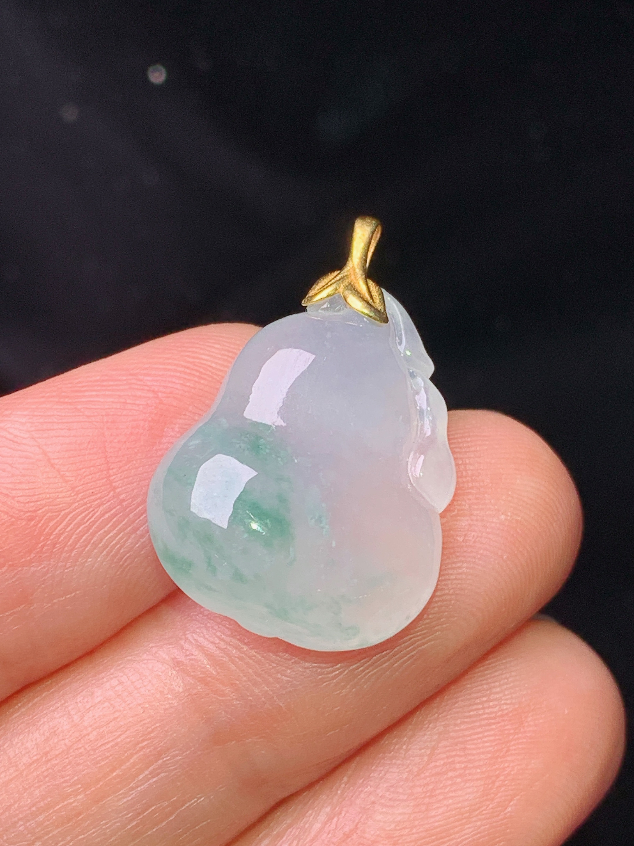 18k金镶嵌飘绿葫芦吊坠 玉质细腻 色泽艳丽清新 水润亮眼 整体尺寸24*15.8*6.8