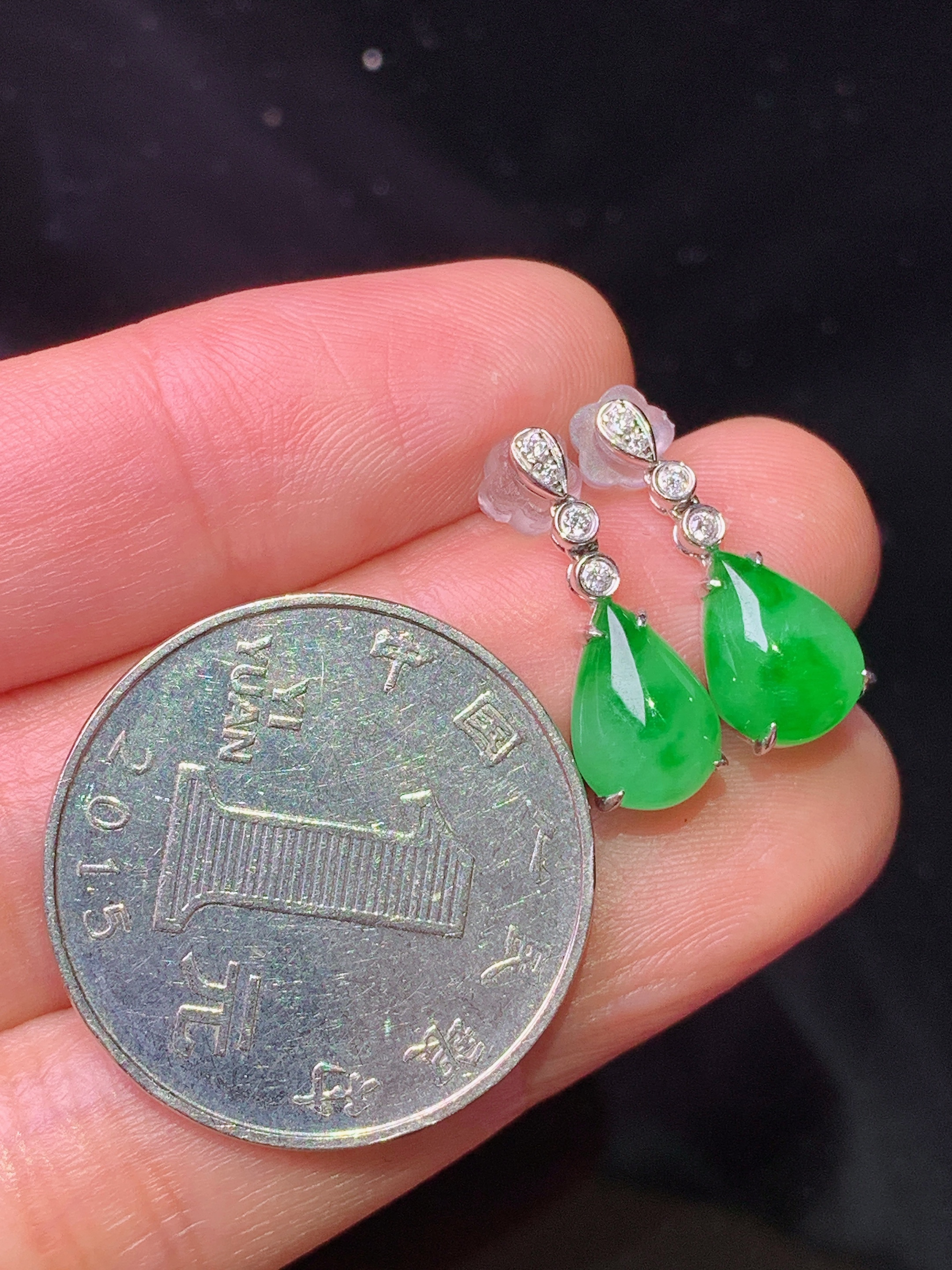 18k金钻镶嵌翠绿水滴耳坠 玉质细腻 色泽艳丽清新 水润亮眼 整体尺寸18.2*7.2*4.2