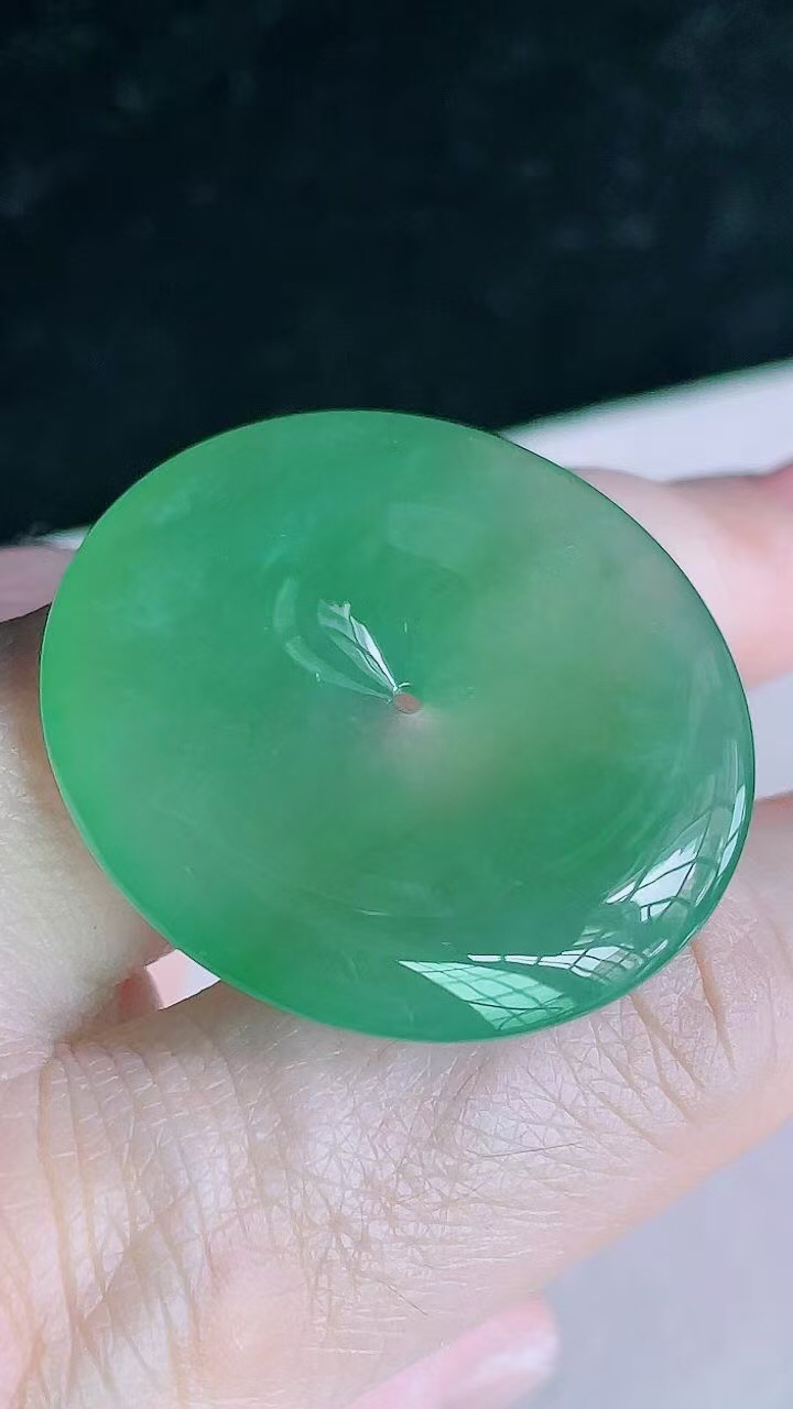 【翡翠名称】老坑种18K金镶冰绿如意吊坠
【翡翠尺寸】直径厚度35.5/6.3mm
【翡翠描述】宝贝种老水足，玉质细腻，色泽靓丽，性价比高，佩戴效果好！
【其它赠送】权威证书/精美挂绳盒子/支持全国复检