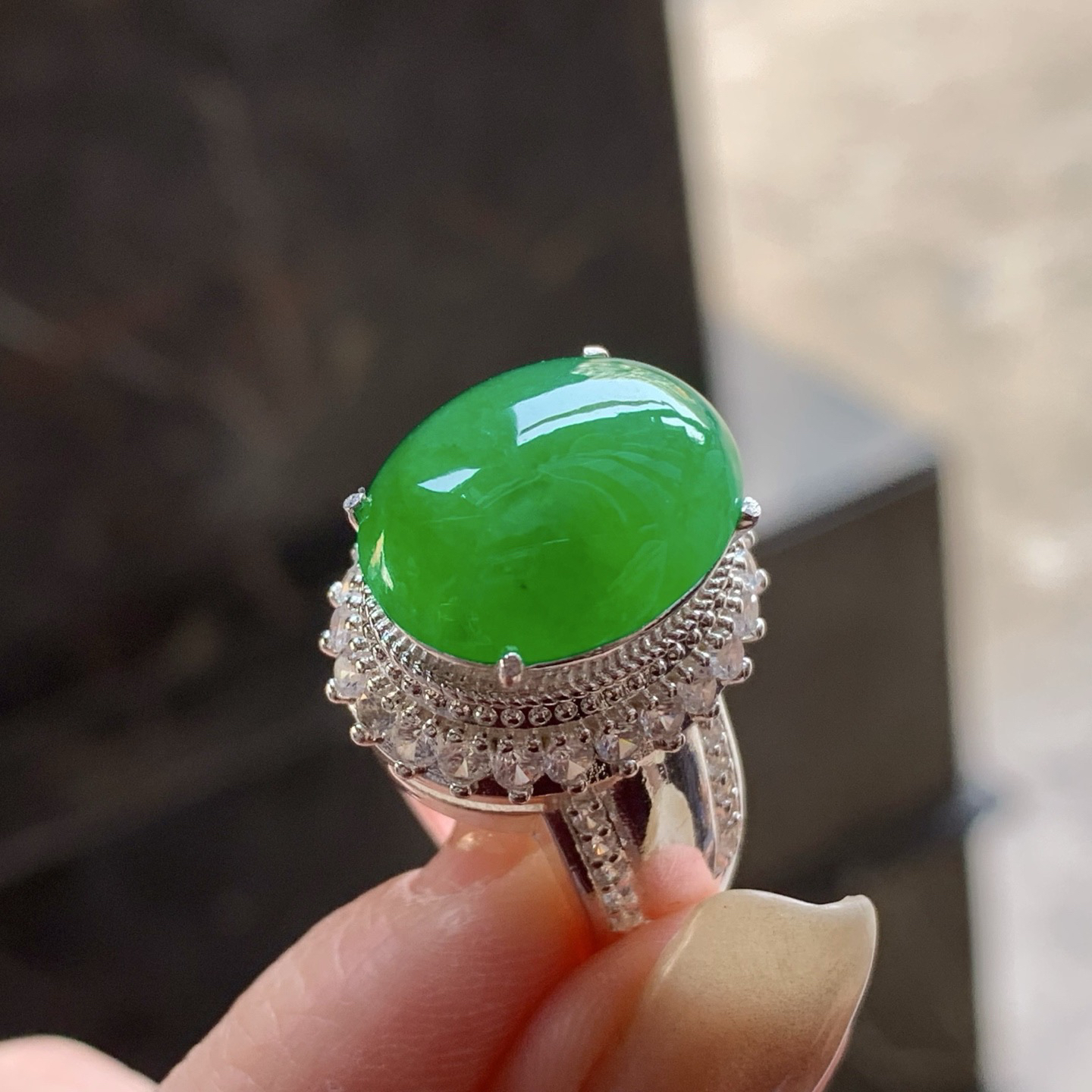 辣绿蛋面
颜色漂亮 大气品相好 铜托