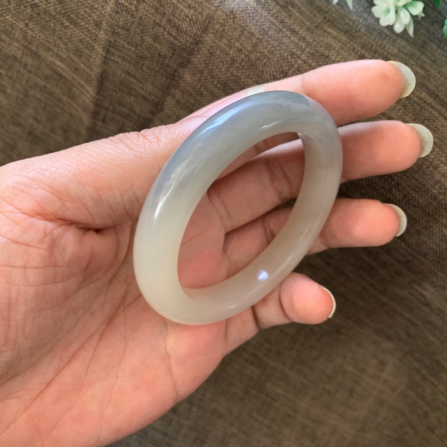 和田玉54.5圈口白加紫手镯，镯型古朴典雅。在诗情画意的雨巷相遇，你是我腕间的一抹风情，有你眸有深情.清风荡漾湖间静水，我愿俯身低眉，在烟波涟漪处寻