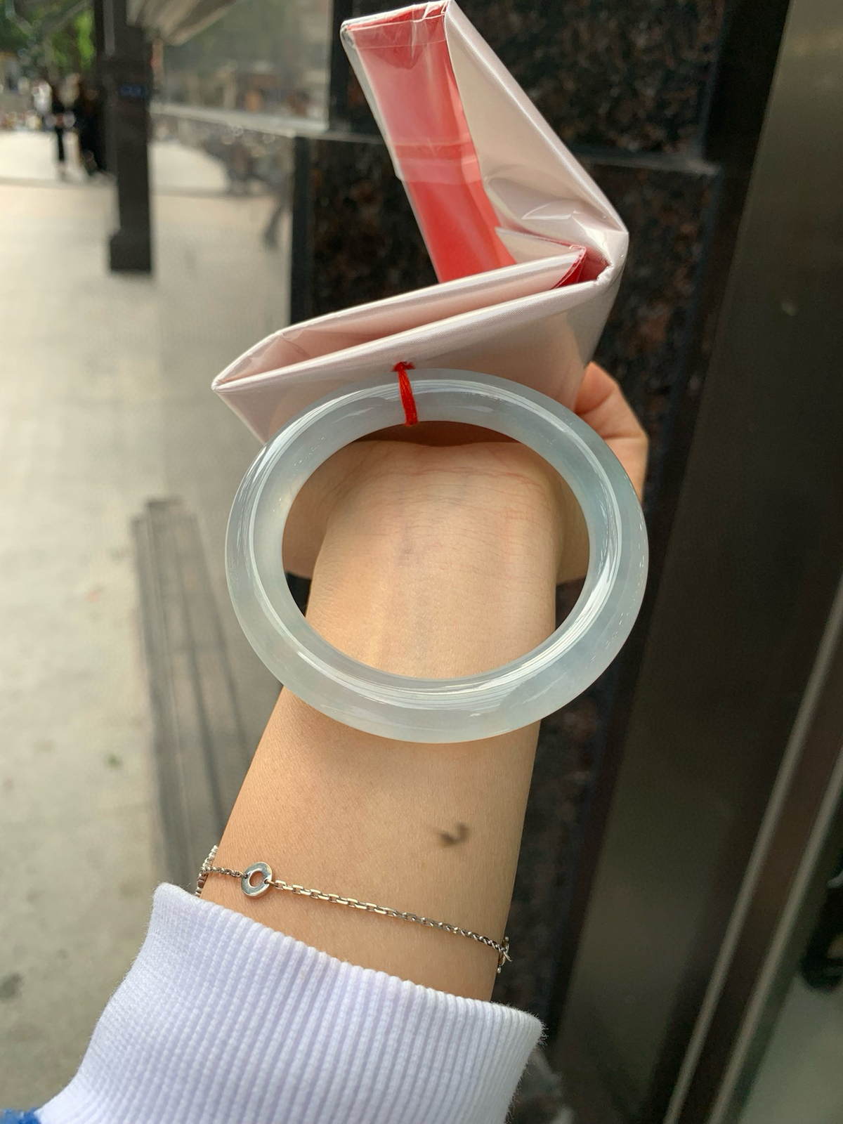 冰蓝圆条
55.5-9.7-9.9
打灯牛毛纹，底妆冰润细腻，千变万化的冰晴蓝底色，拥有海的颜色，却散发着星空的光芒，这是一只来自冰川蓝的清冷气质仙女镯。