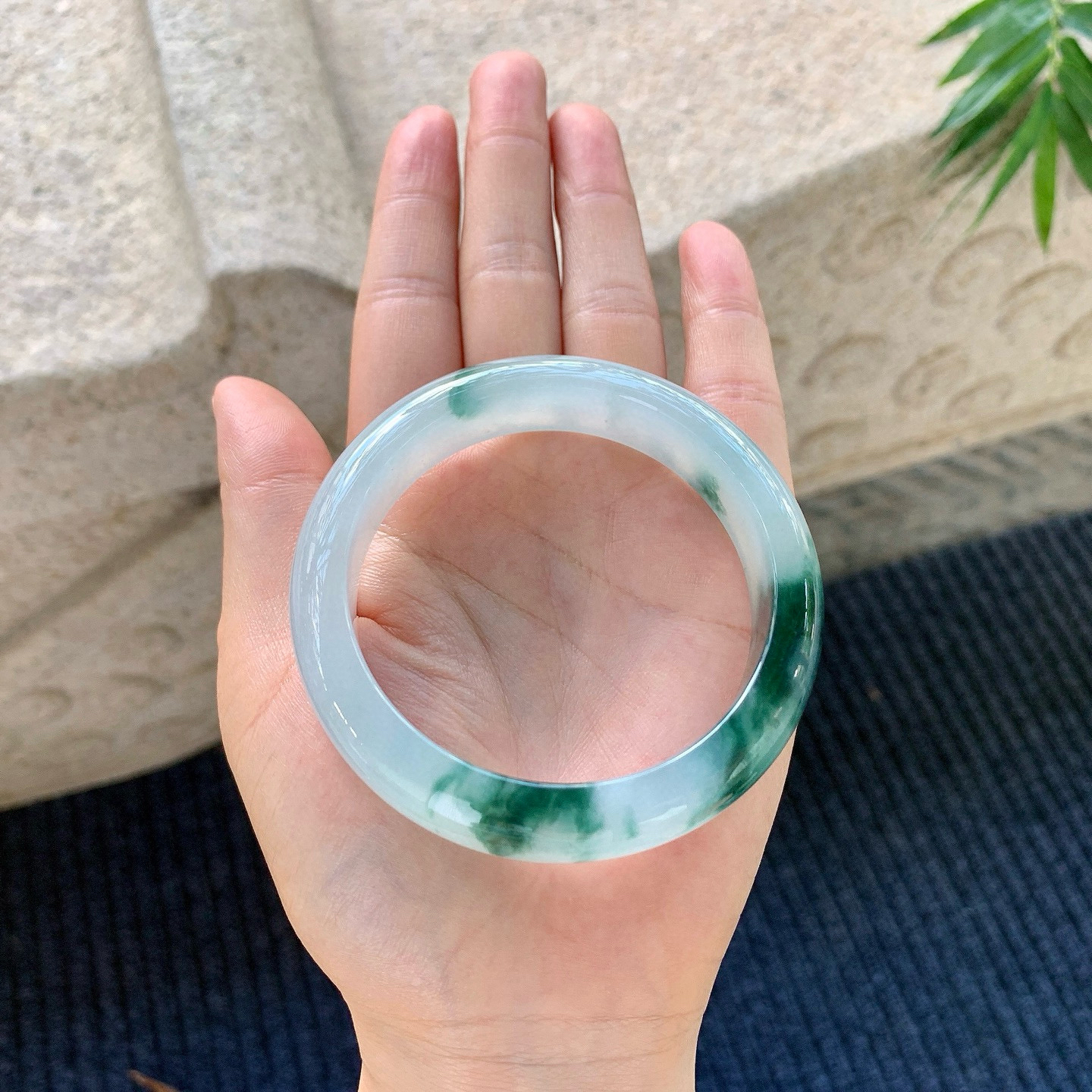 56.2/13.6/8.5冰糯飘花，水润，种老，细腻，无纹裂！