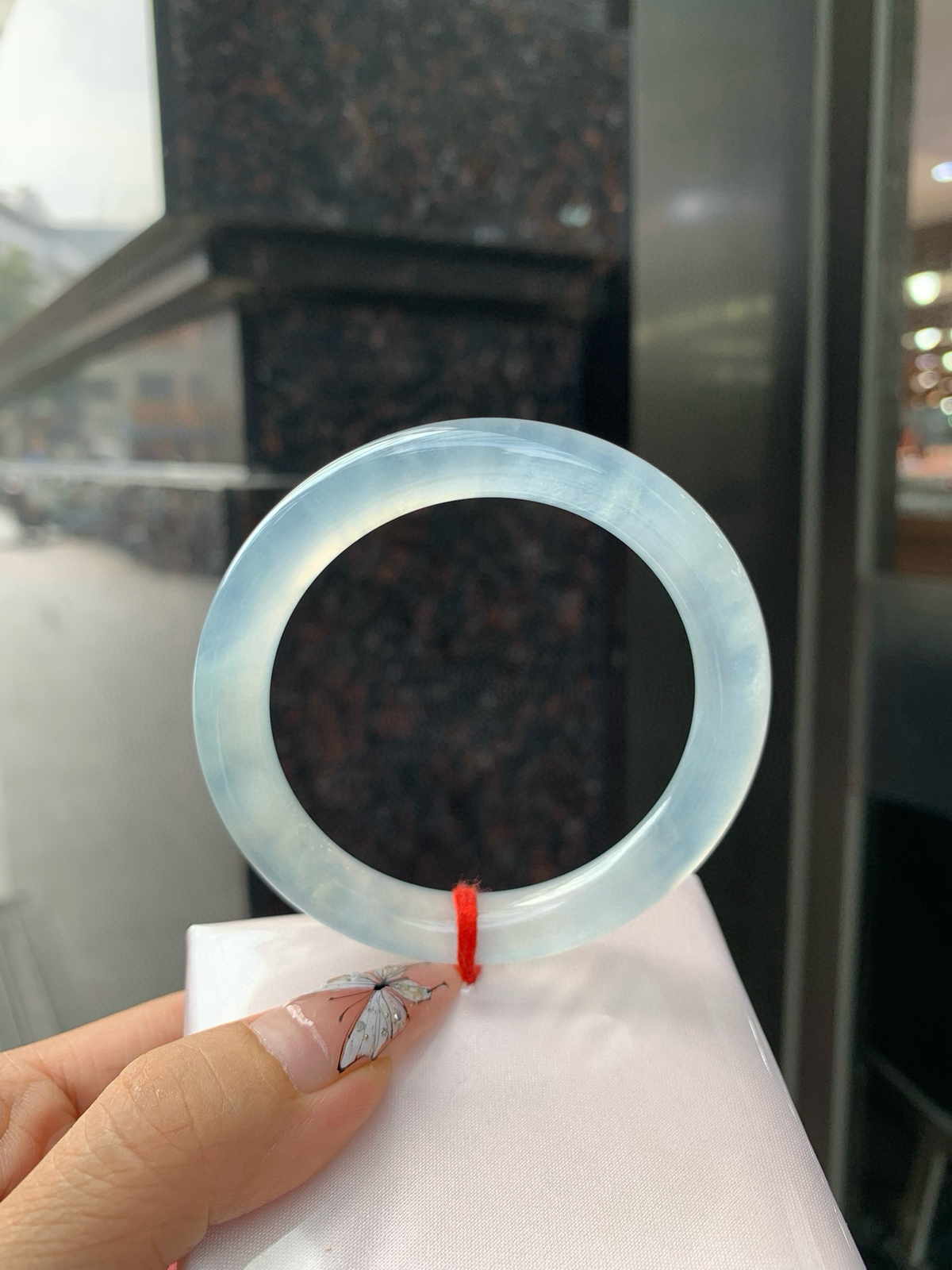 冰蓝圆条
55.2-9.1-9.1
打灯细纹，底妆冰润细腻，千变万化的冰晴蓝底色，拥有海的颜色，却散发着星空的光芒，这是一只来自冰川蓝的清冷气质仙女镯。