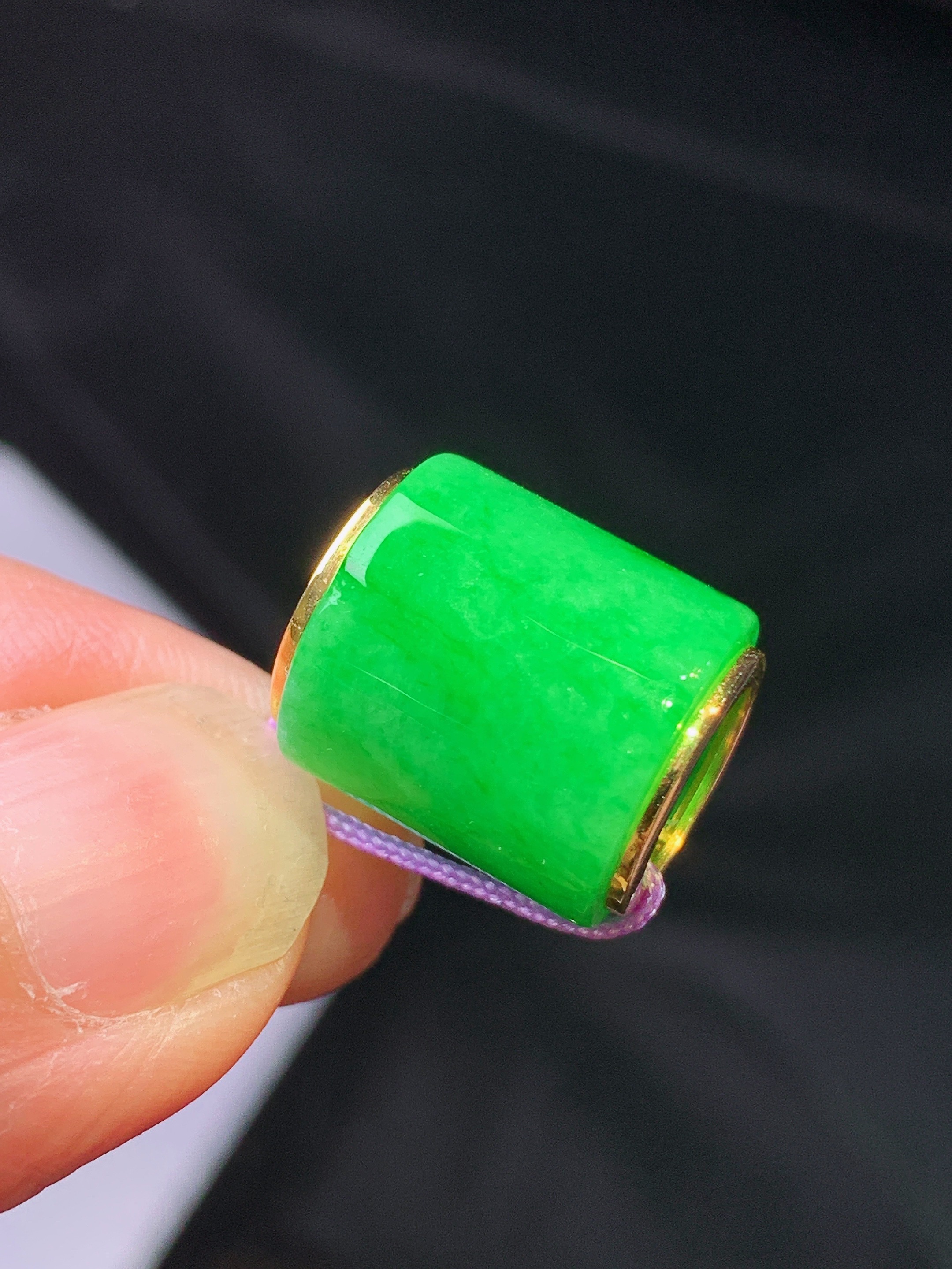 18k金镶嵌翠绿路路通吊坠 玉质细腻 色泽艳丽清新 水润亮眼 整体尺寸12.8