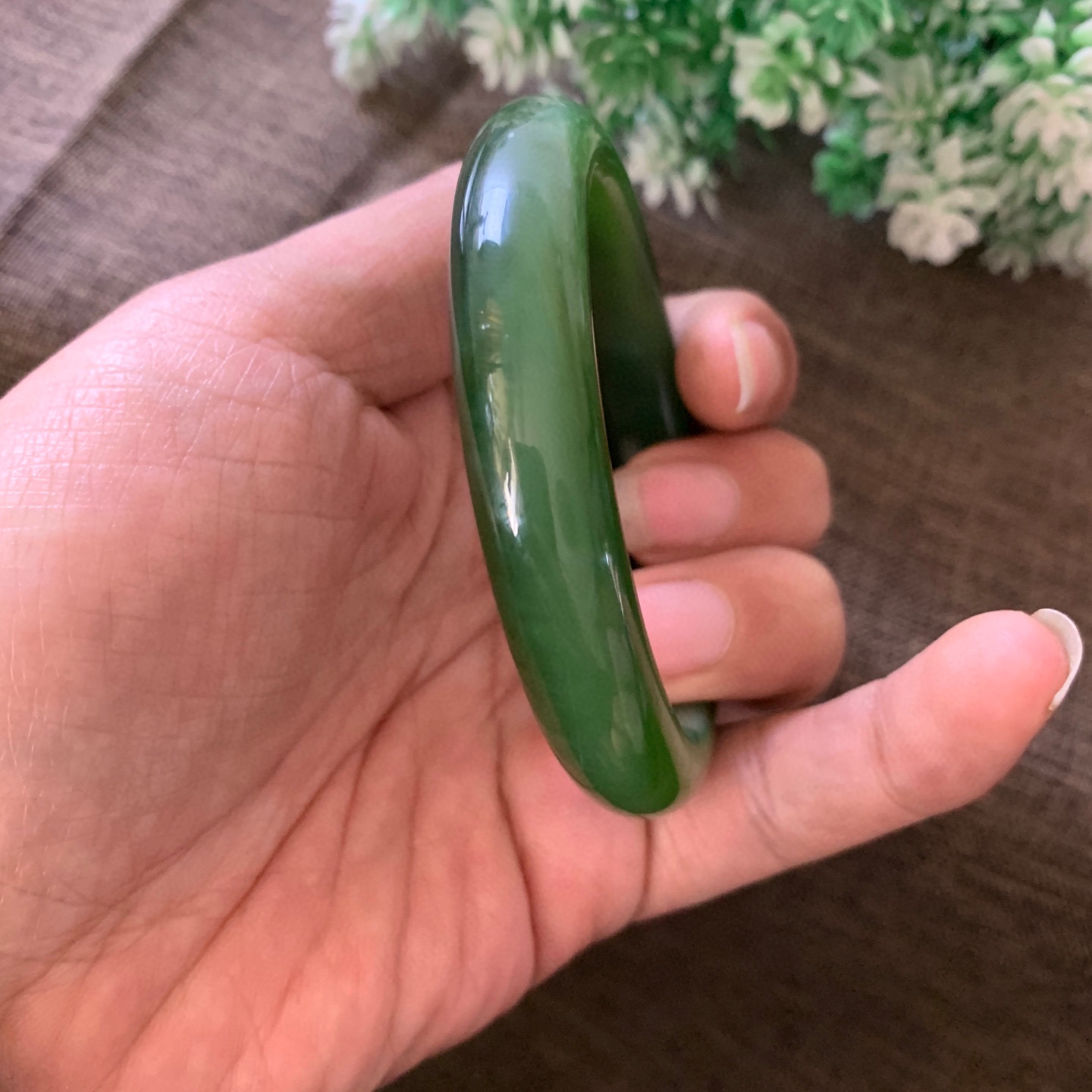 臻品，和田玉碧玉58.5圈口阳绿色猫眼手镯，镯型古朴典雅。在诗情画意的雨巷相遇，你是我腕间的一抹风情，有你眸有深情.清风荡漾湖间静水，我愿俯身低眉，在烟波涟漪处寻