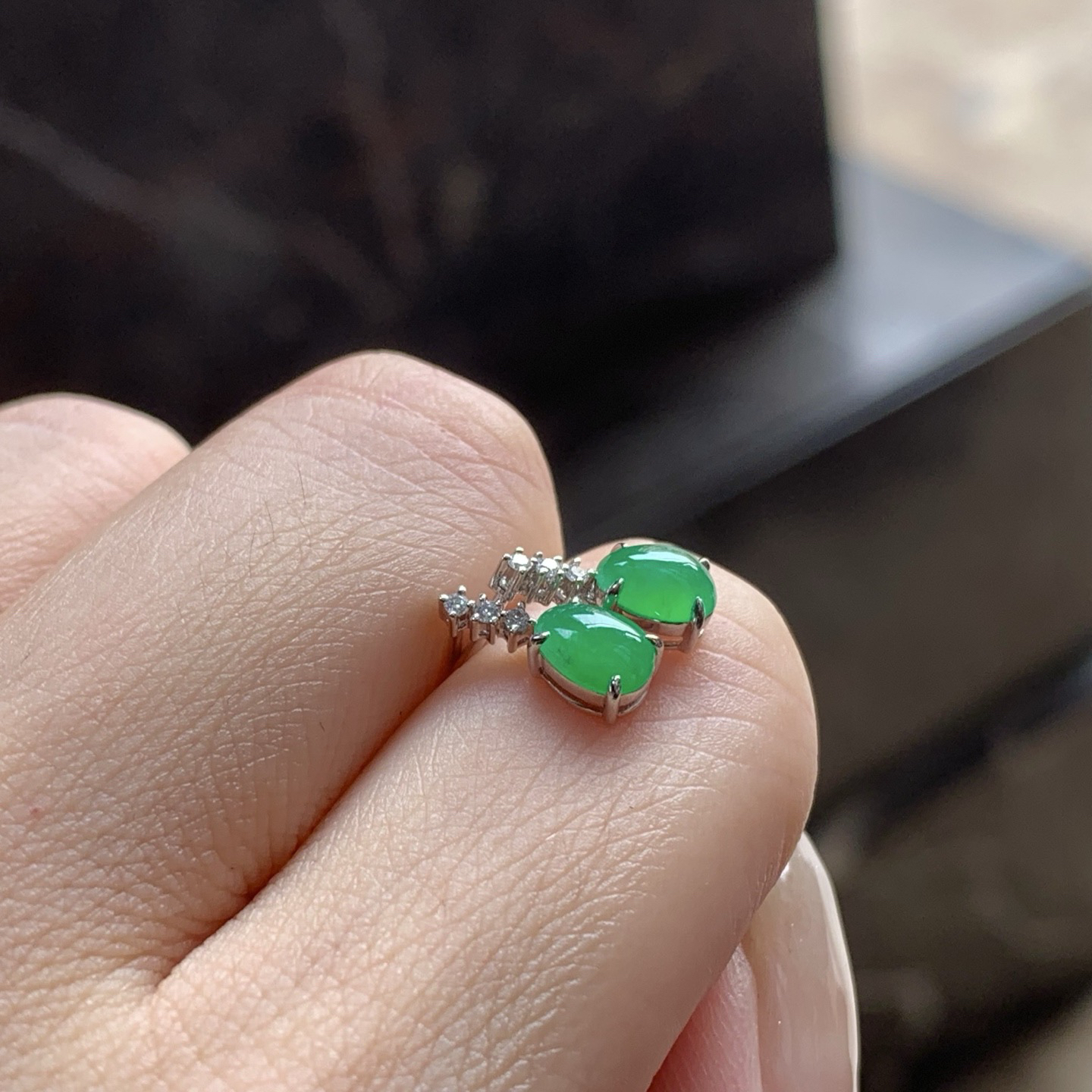 满色耳钉
种色俱佳 真金镶嵌