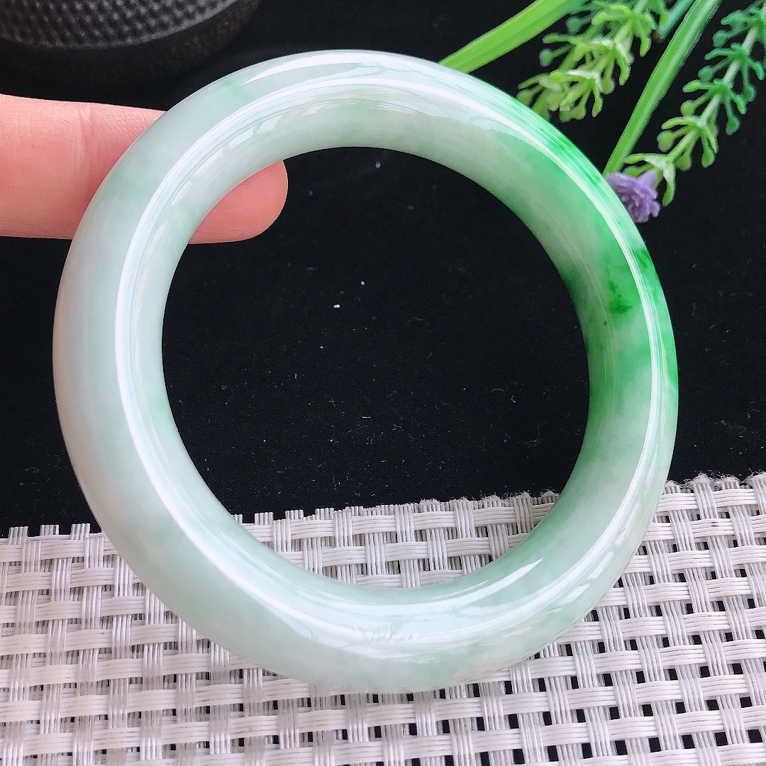 实拍天然翡翠56.5/12.9/12老坑精美飘阳绿圆条手镯翡翠玉镯手环