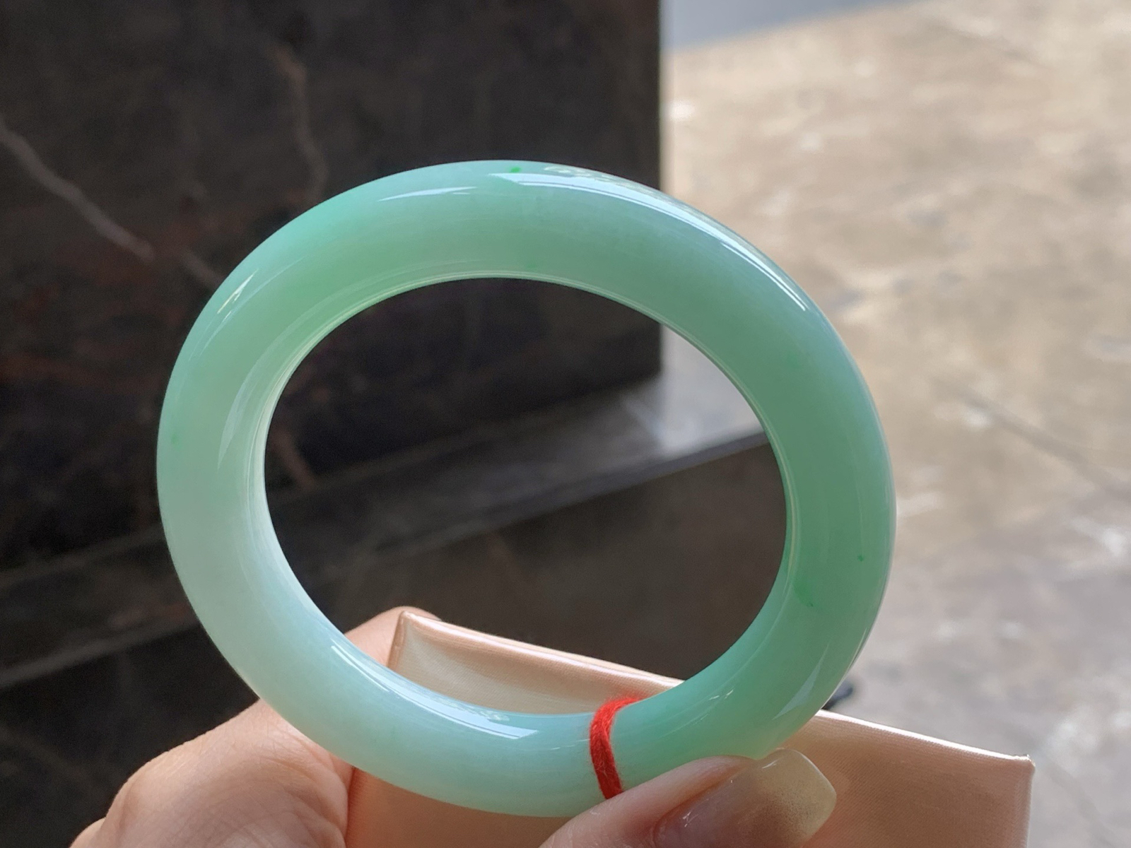 糯种带色福镯
细腻清爽 56.8/11.3/11.4mm