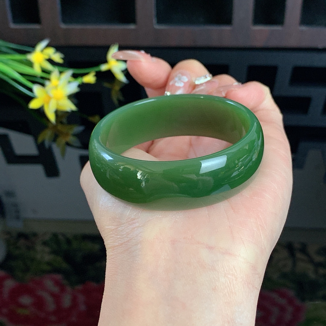 土豪款，和田玉碧玉53圈口菠菜绿宽版碧玉手镯！玉质细腻油润 底色纯净 无纹裂 脂粉好，品质高。