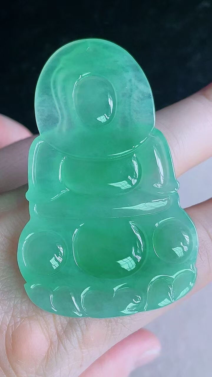 【翡翠名称】老坑种起胶冰晴阳绿观音吊坠
【翡翠尺寸】60.8/38/5.6mm
【翡翠描述】宝贝种老水足，玉质细腻，色泽靓丽，性价比高，佩戴效果好！
【其它赠送】权威证书/精美挂绳盒子/支持全国复检
