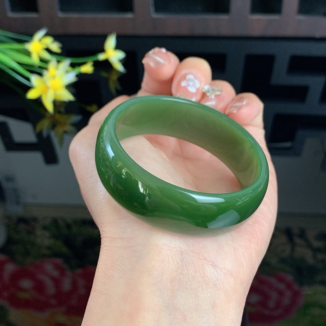 土豪款，和田玉碧玉53圈口菠菜绿宽版碧玉手镯！玉质细腻油润 底色纯净 无纹裂 脂粉好，品质高。