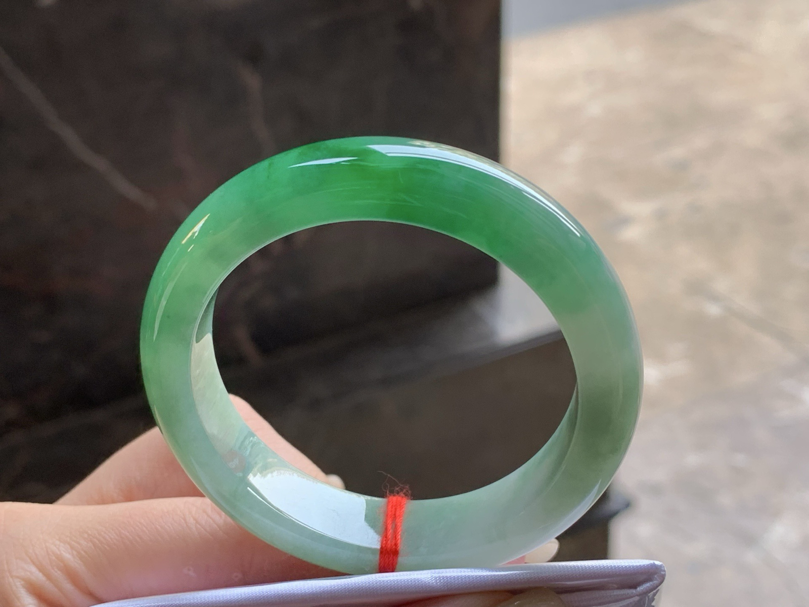 糯种带色手镯
玉质细腻 51.3/12.3/8.5mm