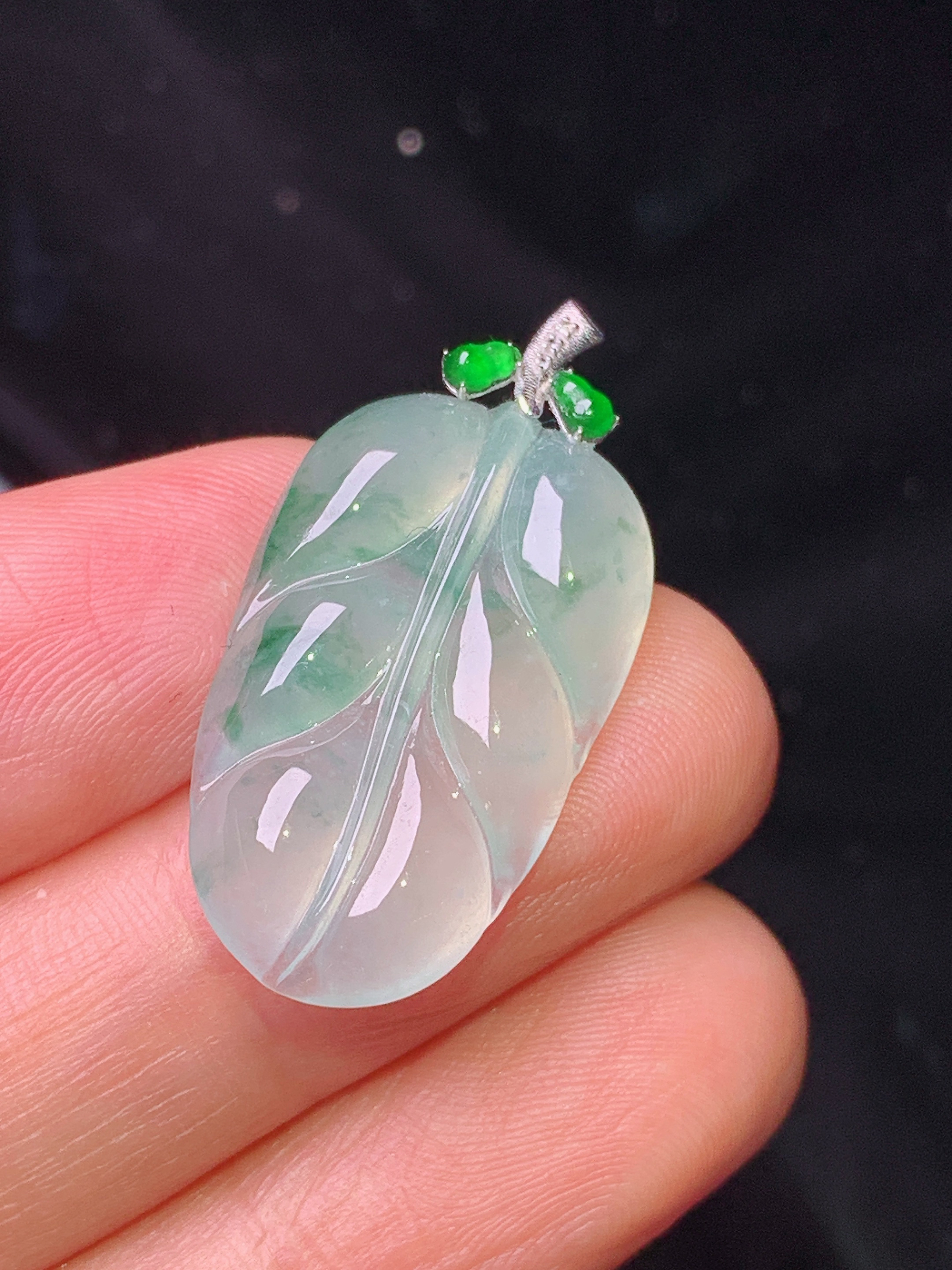 18k金钻镶嵌冰种飘绿树叶吊坠 玉质细腻 色泽艳丽清新 水润亮眼 整体尺寸30.3*15.1*4.5