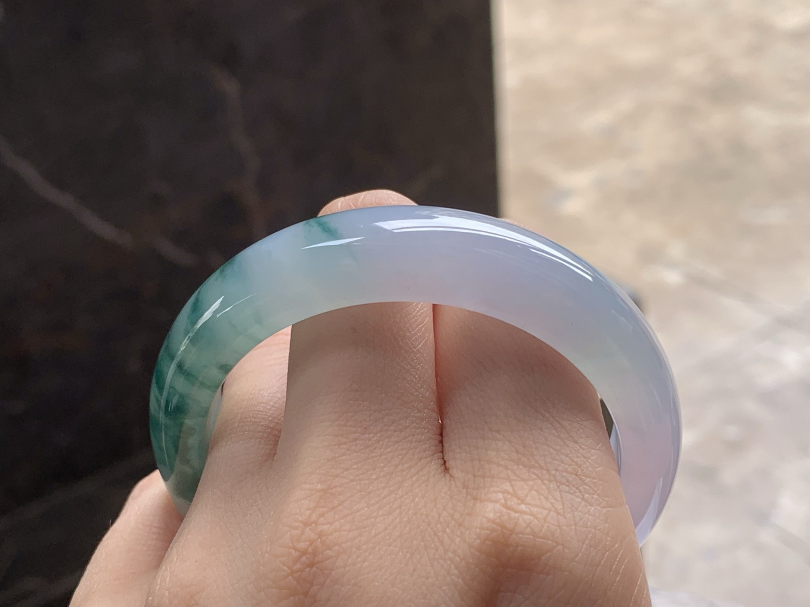 糯冰飘花手镯
种好水润 53.2/13.7/8.4mm