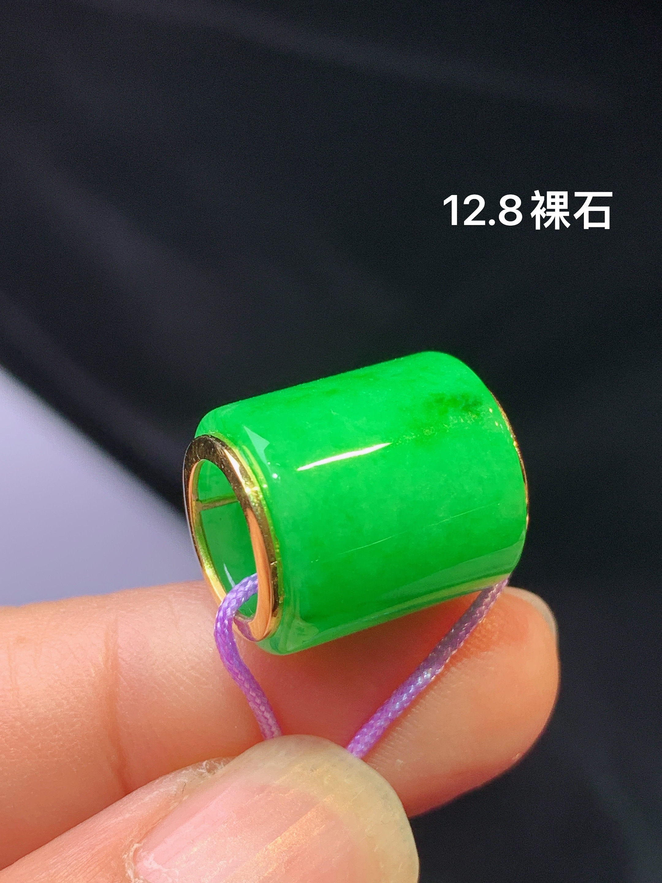 18k金镶嵌翠绿路路通吊坠 玉质细腻 色泽艳丽清新 水润亮眼 整体尺寸12.8