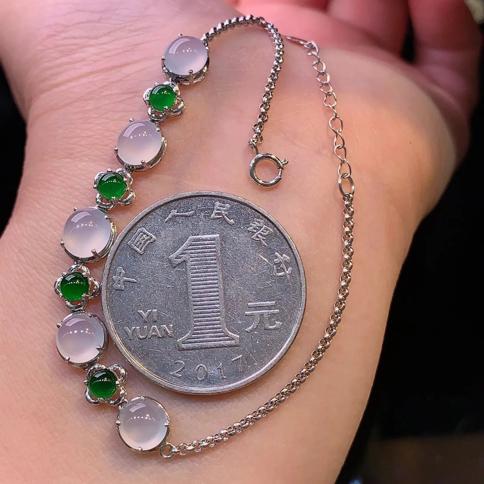 18k金镶嵌冰种蛋面手链 玉质细腻 色泽艳丽清新 水润亮眼 整体尺寸56.2*6.7*4.7