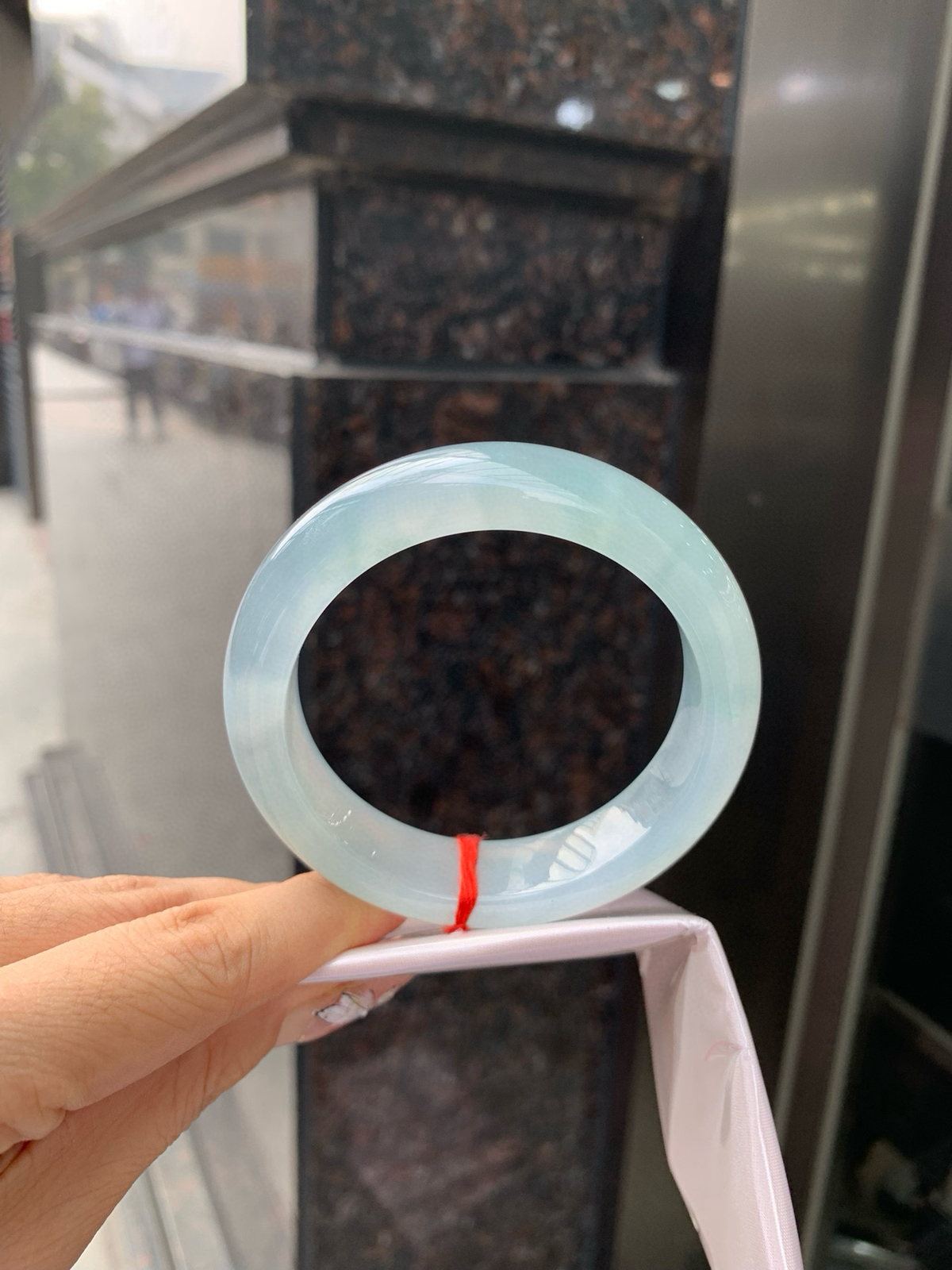 冰蓝宽版正圈
57-9.2-14.7
打灯多出细纹需要包容，底妆冰润细腻，千变万化的冰晴蓝底色，拥有海的颜色，却散发着星空的光芒，这是一只来自冰川蓝的清冷气质仙女镯。