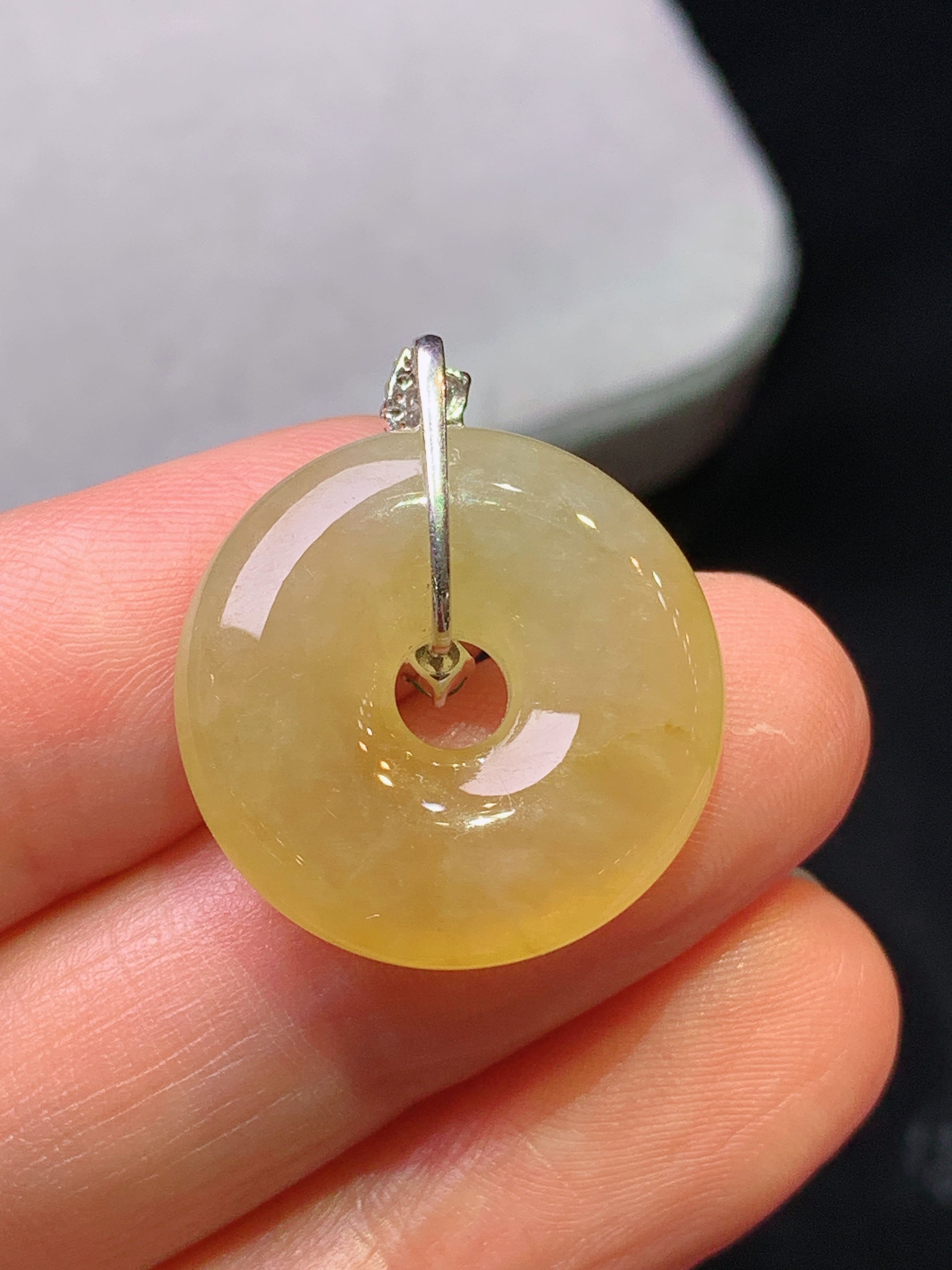 18k金钻镶嵌黄翡平安环吊坠 玉质细腻 色泽艳丽清新 水润亮眼 整体尺寸24.3*20.5*5.5