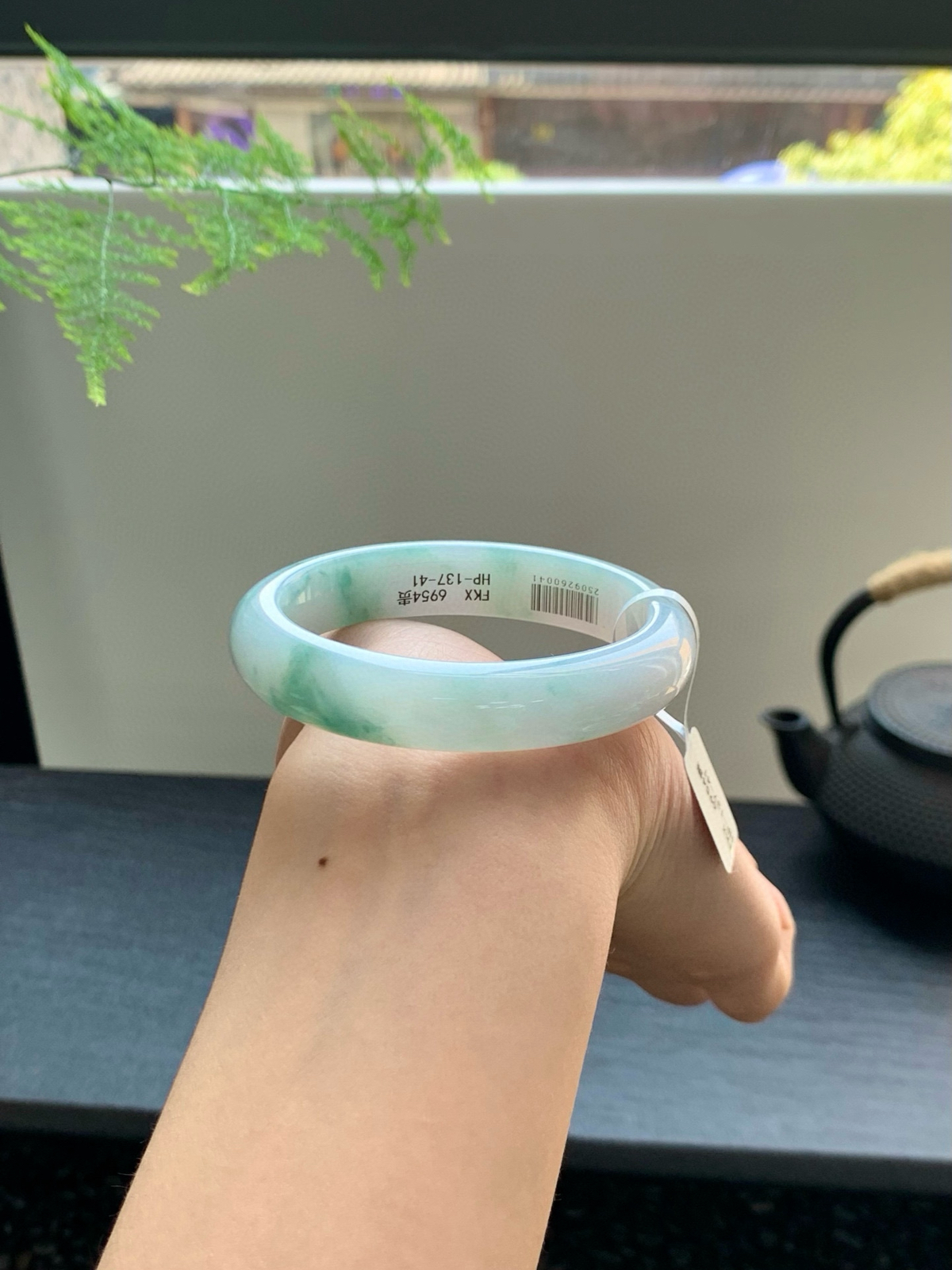 【冰飘花贵妃手镯】
抬手时绿意随光影流转仿佛腕间栖着一帧会动的江南水墨画微纹，54-12-7.5mm