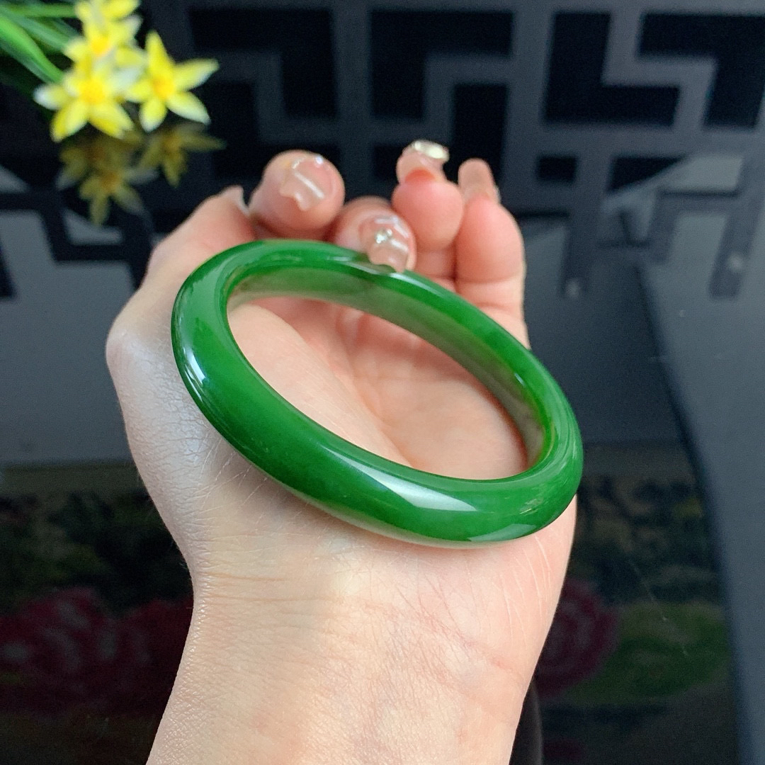 传家宝，和田玉55.5圈口阳绿色碧玉手镯！玉质细腻油润 底色纯净 无裂无棉 脂粉好，品质高。